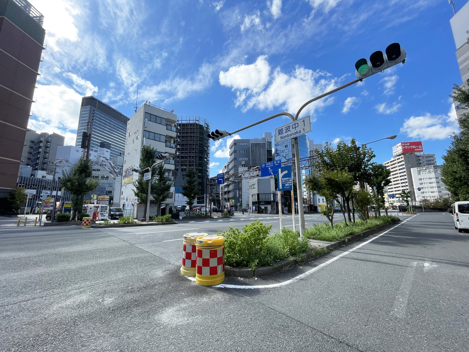 南海SK難波ビル前面の通り