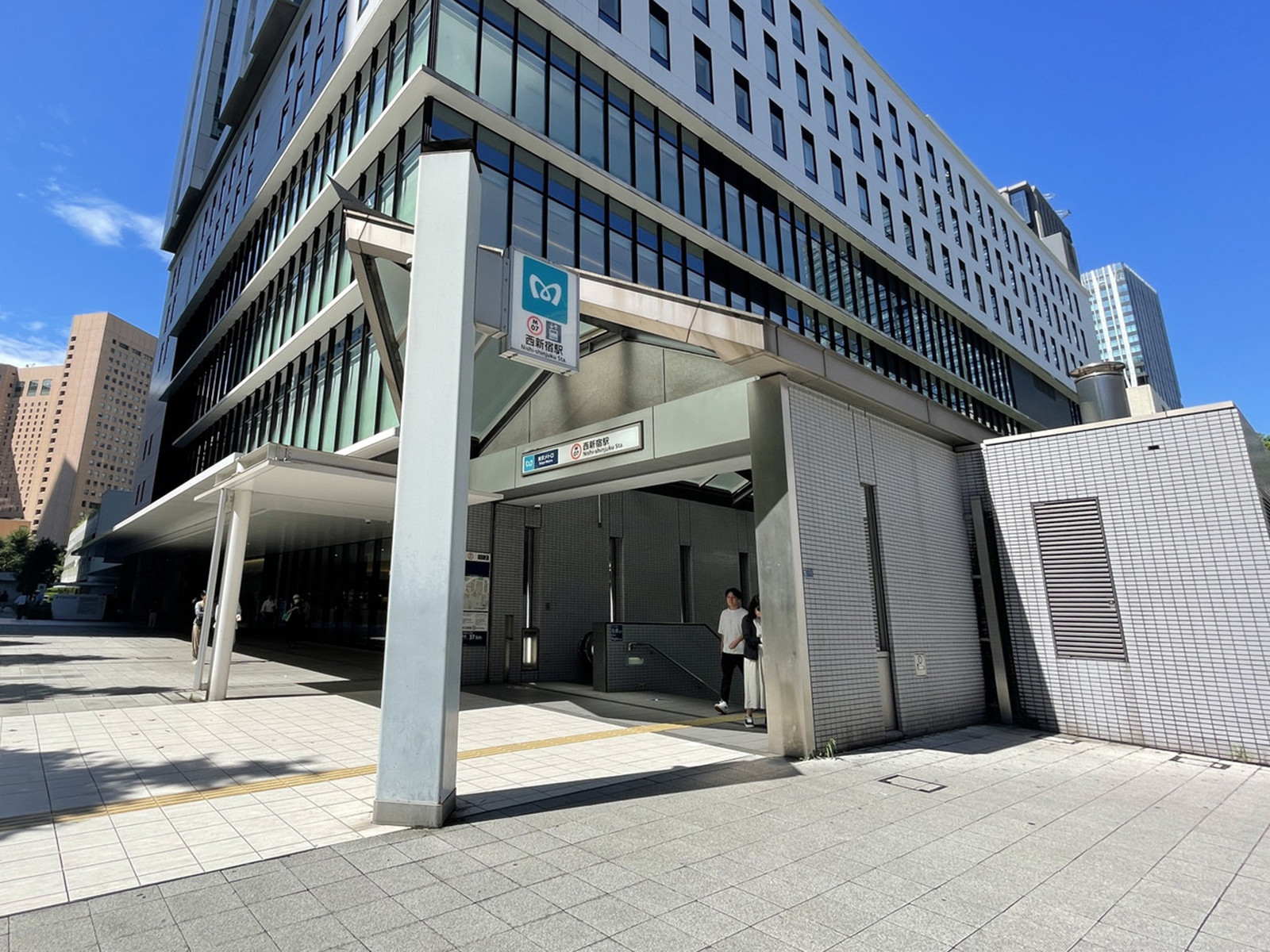 最寄りの「西新宿駅」