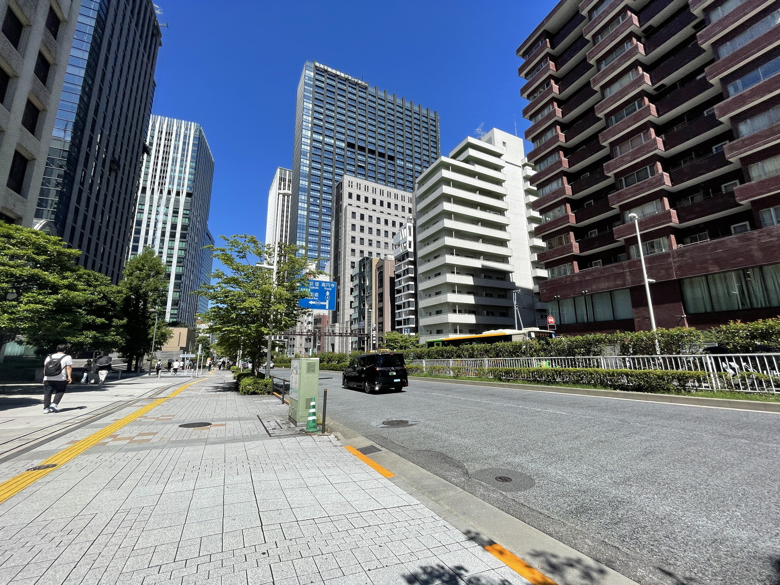 日土地西新宿ビル前面の通り