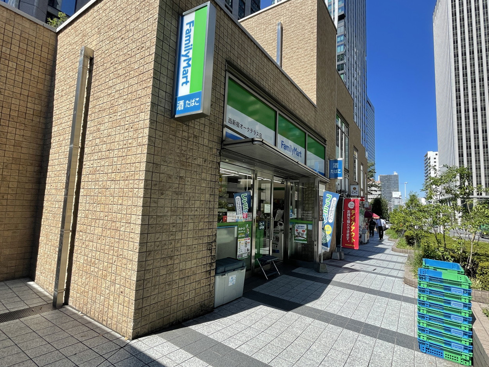 隣接するファミリーマート西新宿オークテラス店