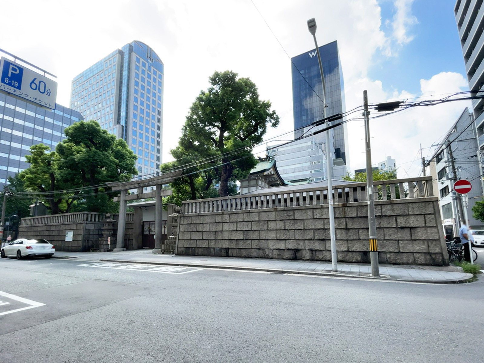 向かいに難波神社
