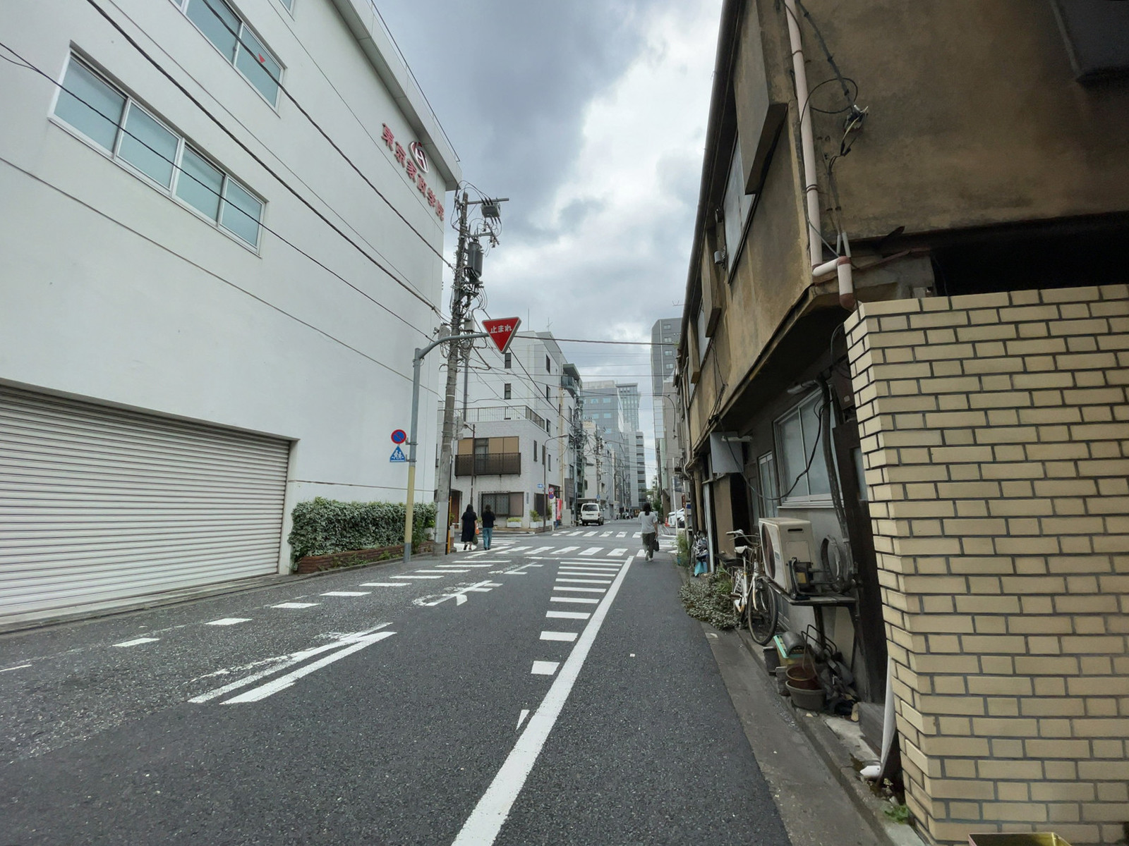 林三番町ビル前面の通り
