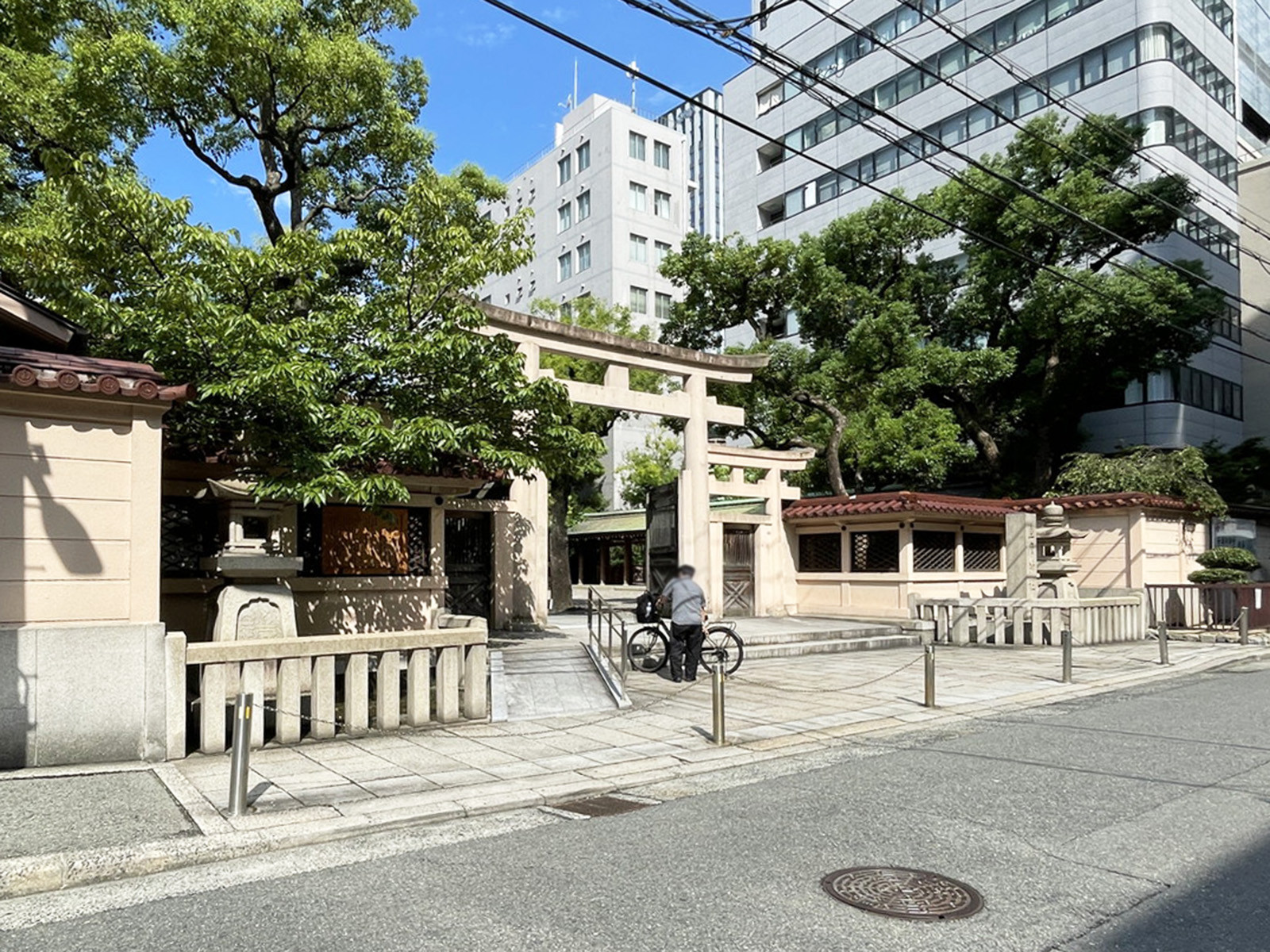 並びにある坐摩神社