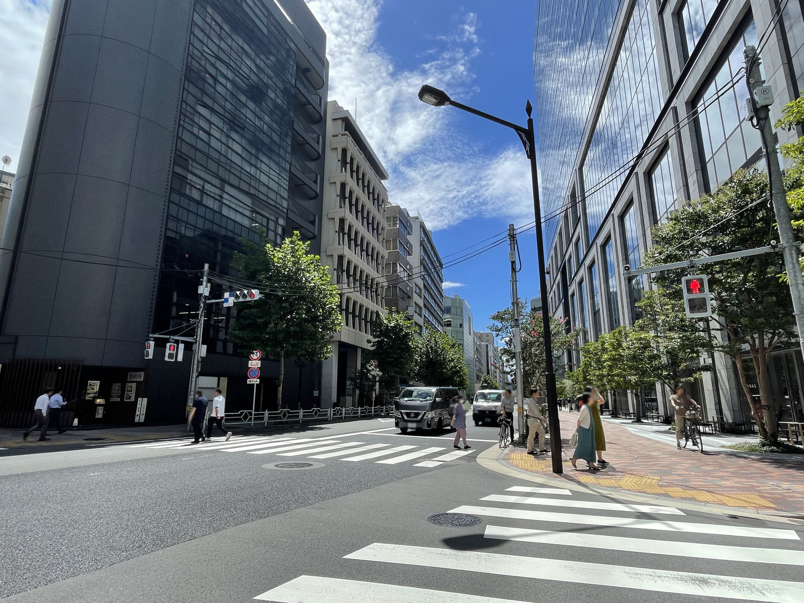 兜町第6平和ビル前面の平成通り