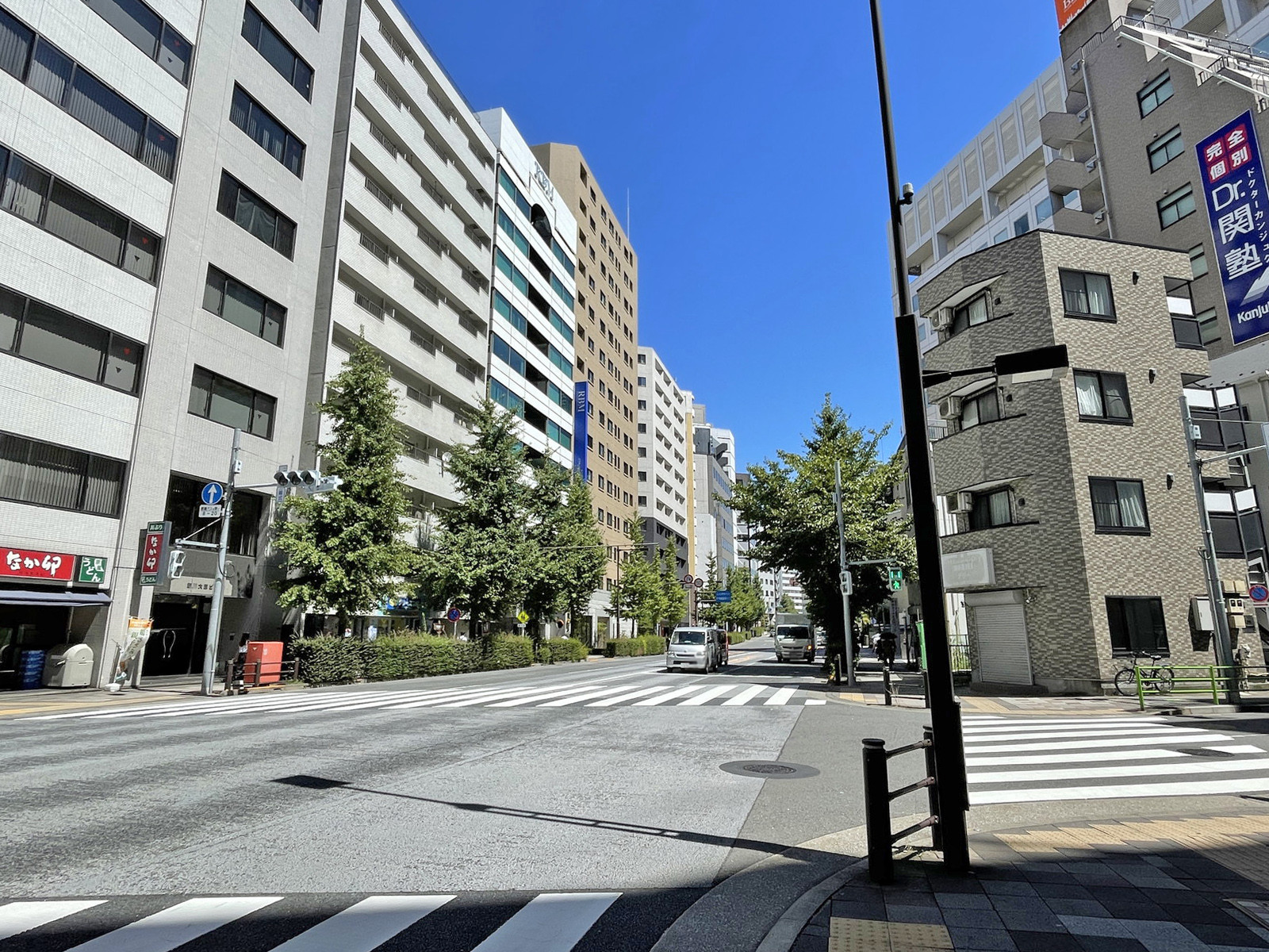 新川大原ビル前面の鍛冶橋通り