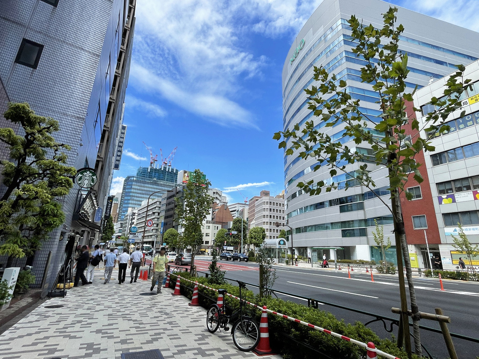 茅場町会館前面の永代通り