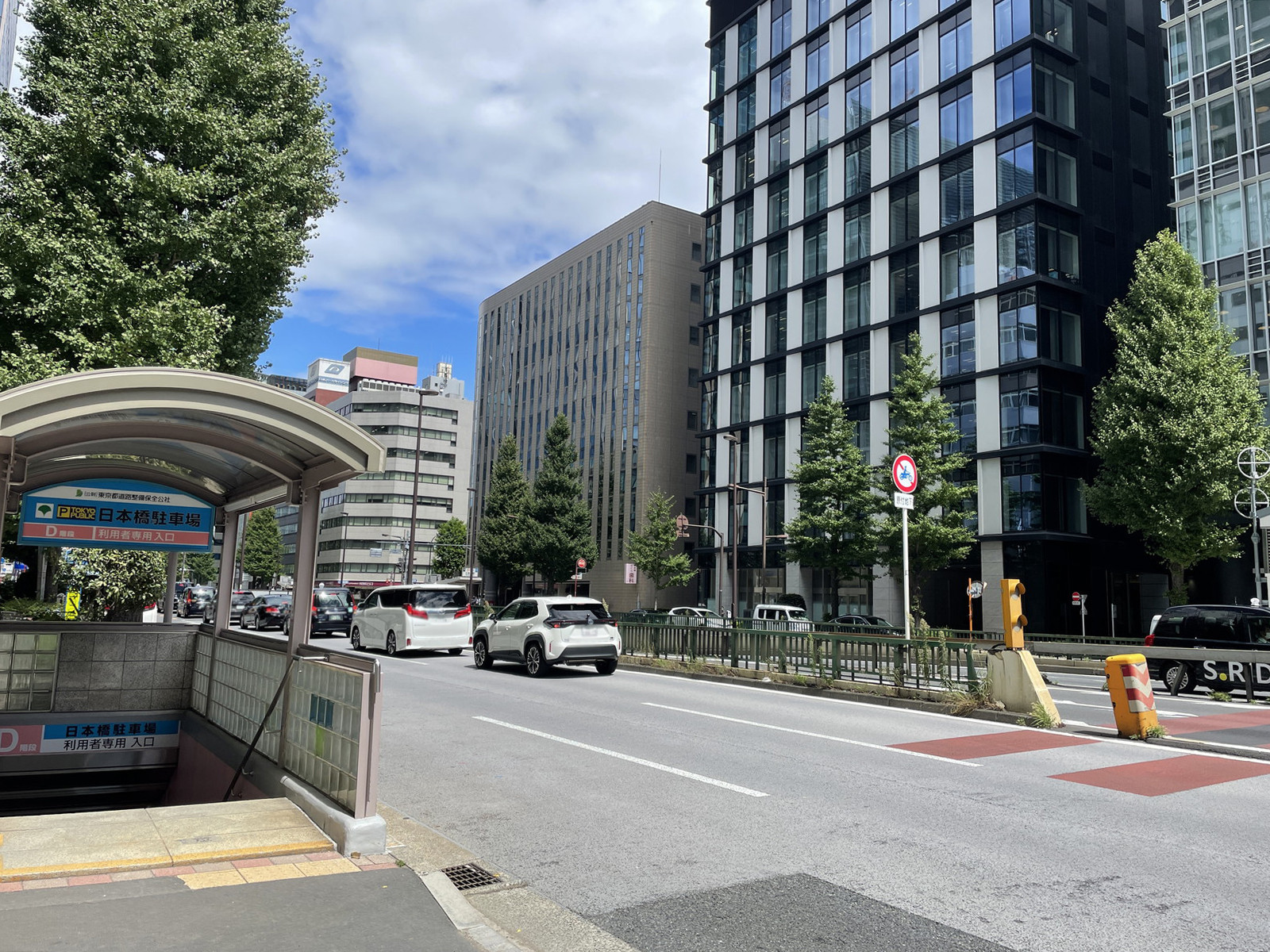 GRANBIZ東京日本橋前面の昭和通り