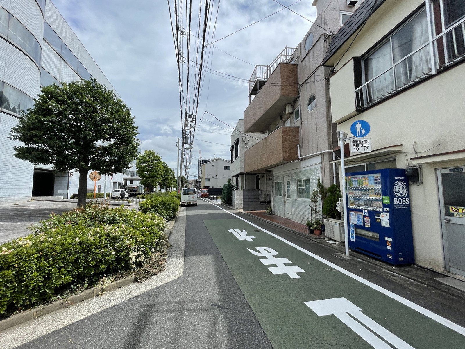 NFパークビルディング前面の通り