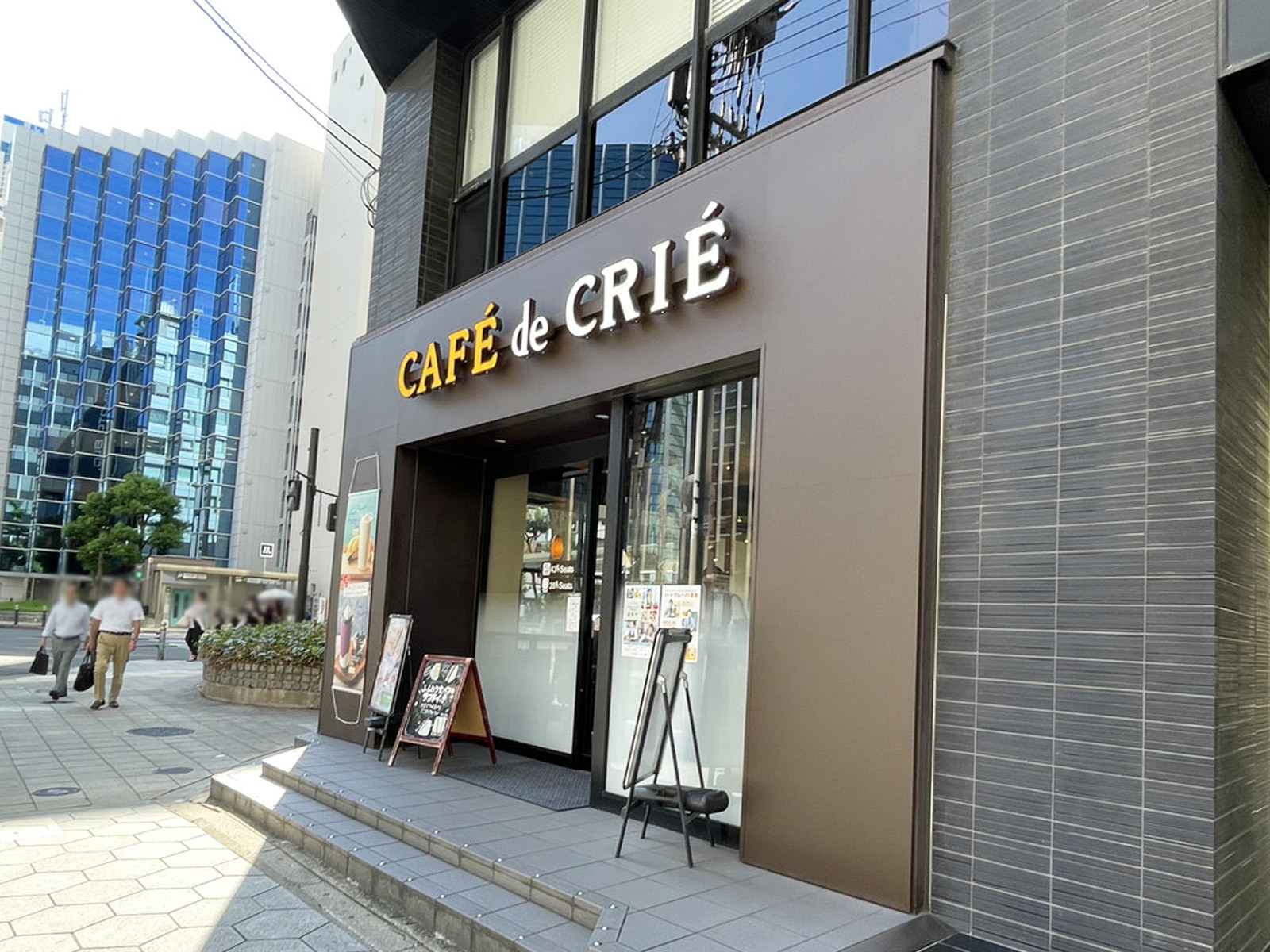 同じ通りにあるカフェ・ド・クリエ本町信濃橋店