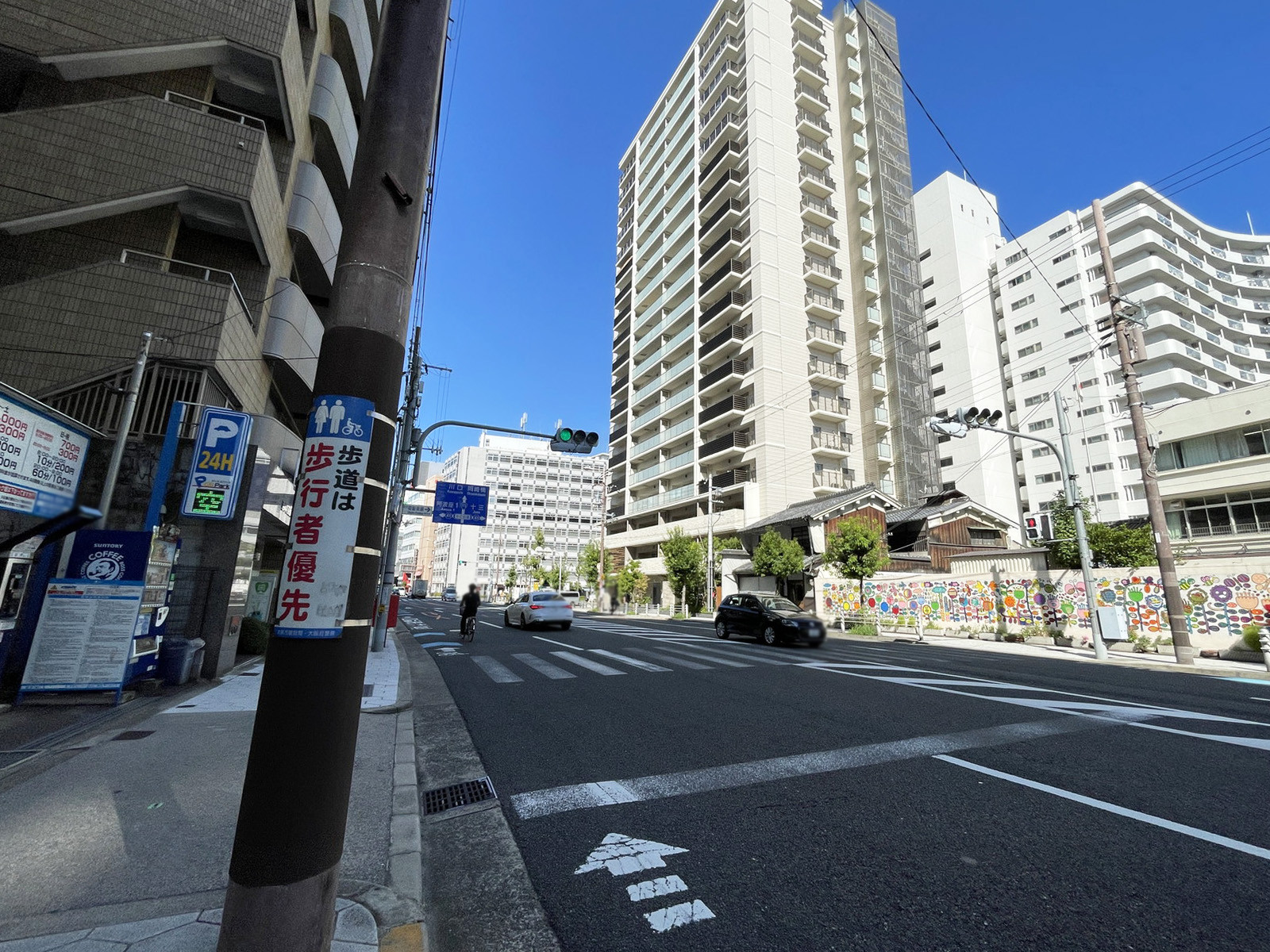 アクシス本町ビル前面の通り