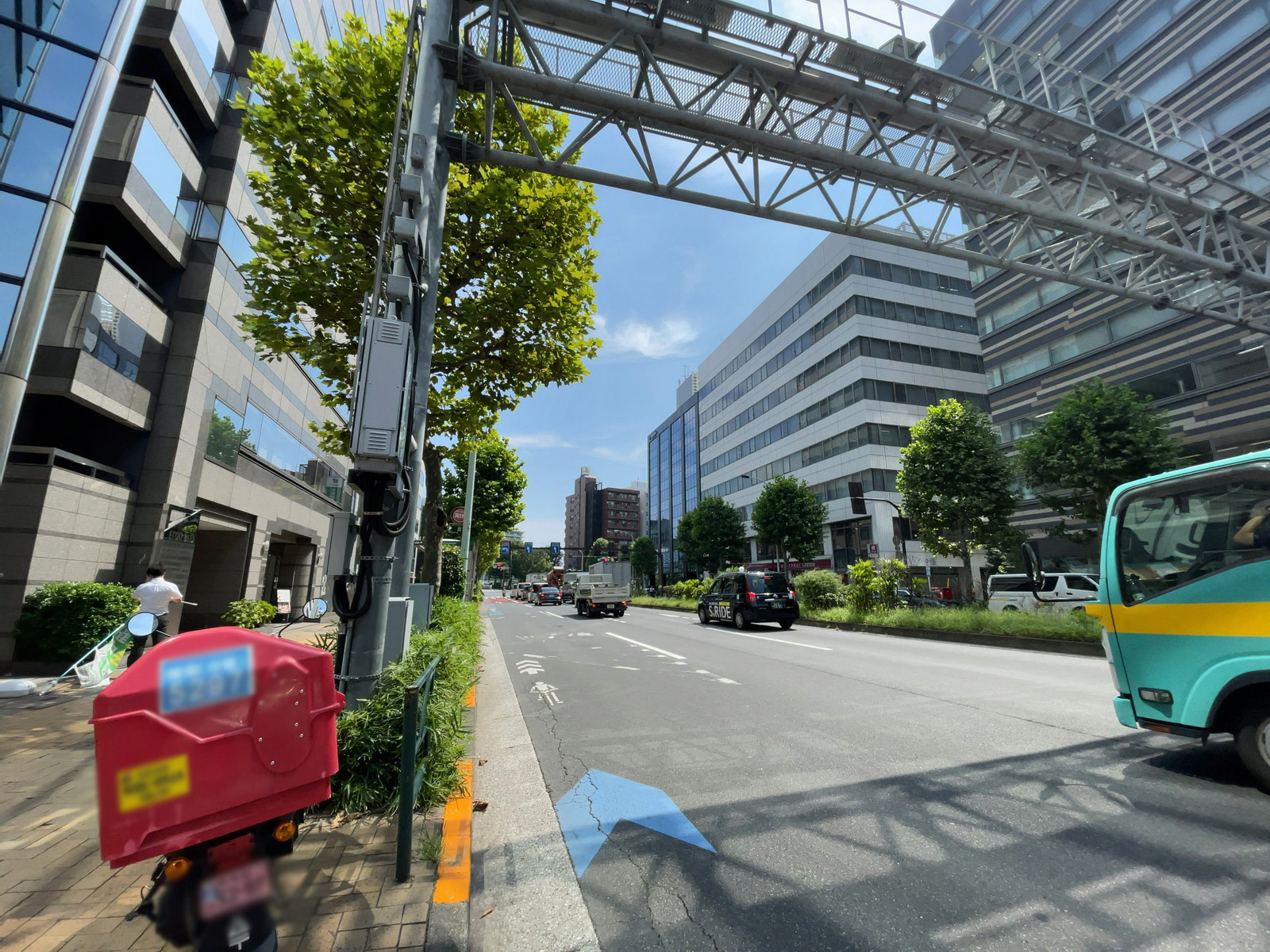 茅場町イーストスクエア前面の永代通り