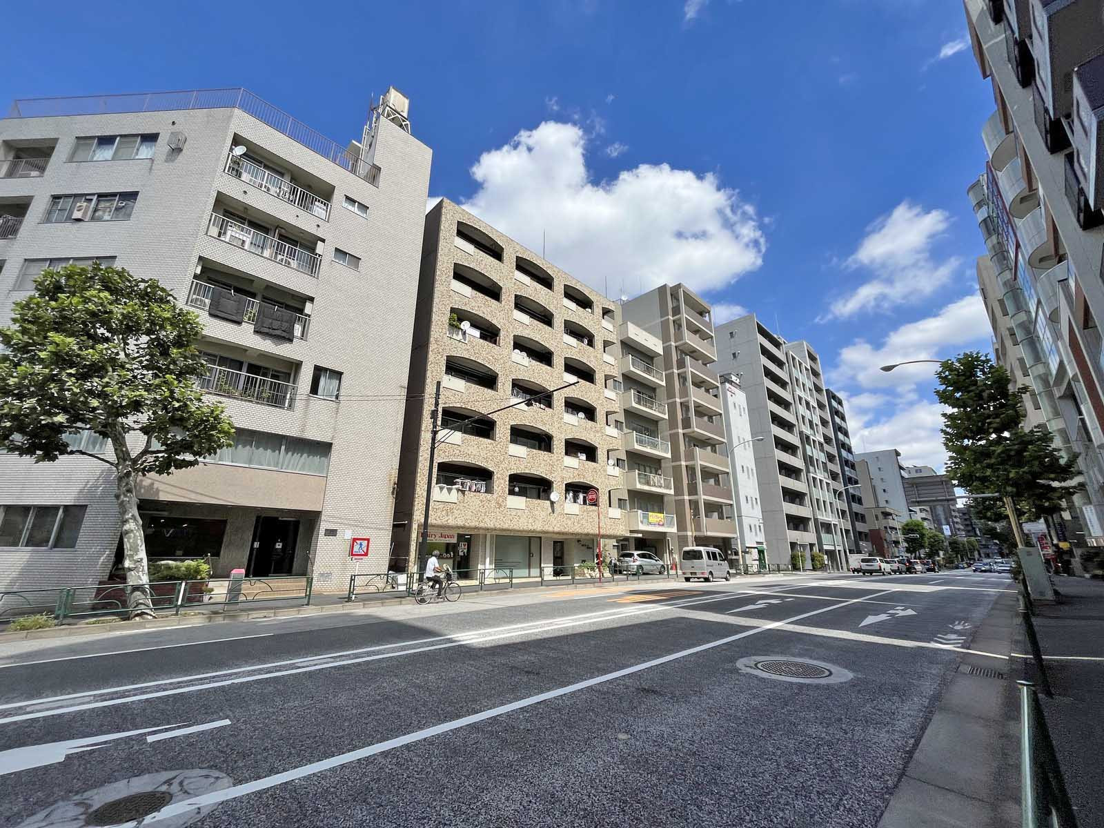 ザ・スクエアー前面の早稲田通り