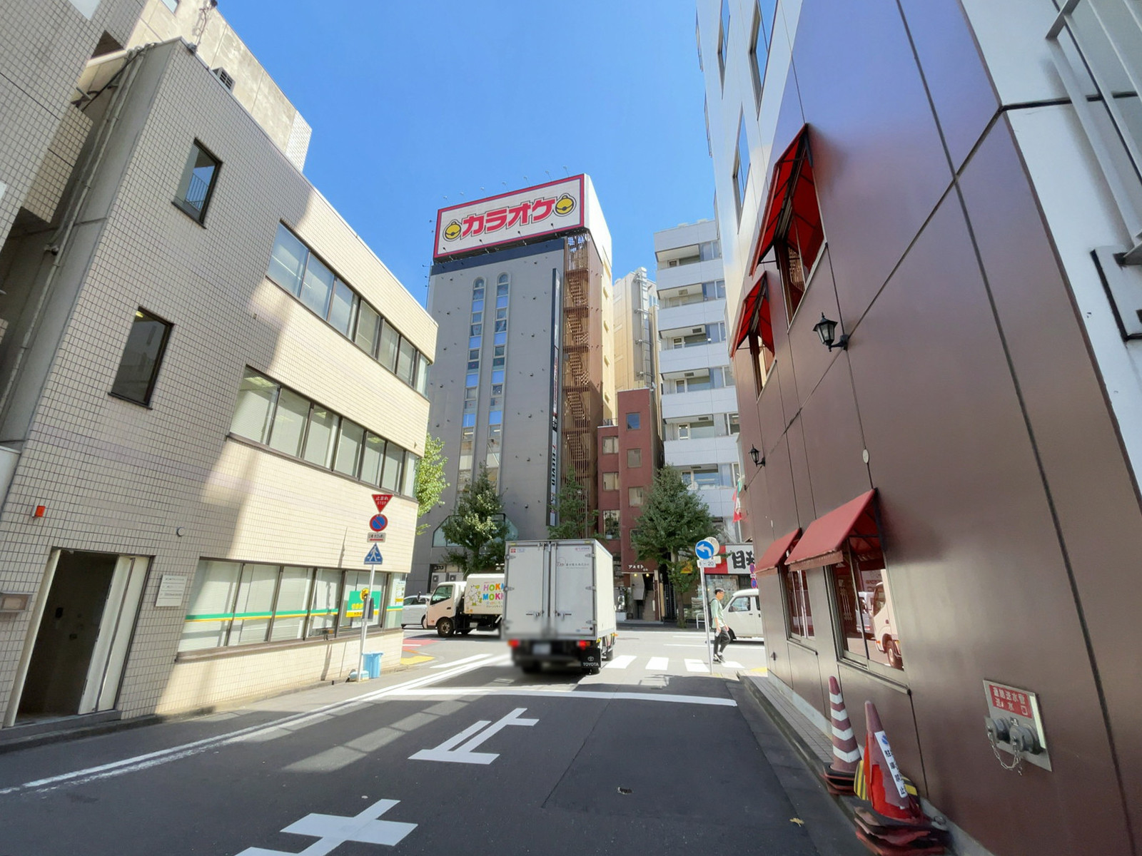 駿河台下MKビル前面の通り