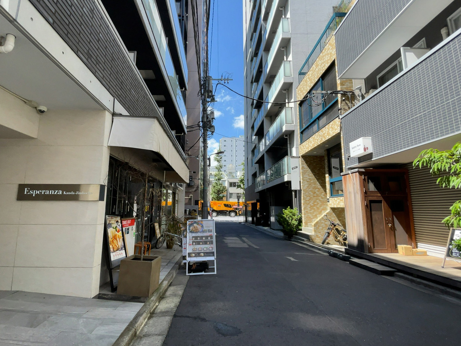 ソマードビル前面の通り