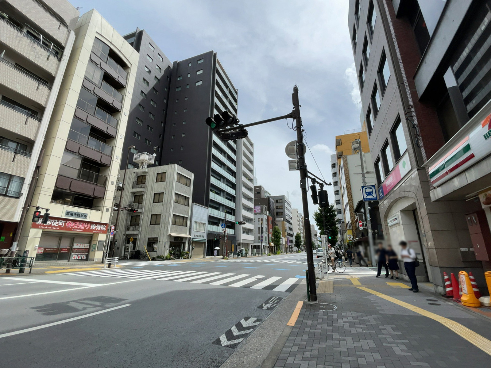 足立総業ビル前面の通り
