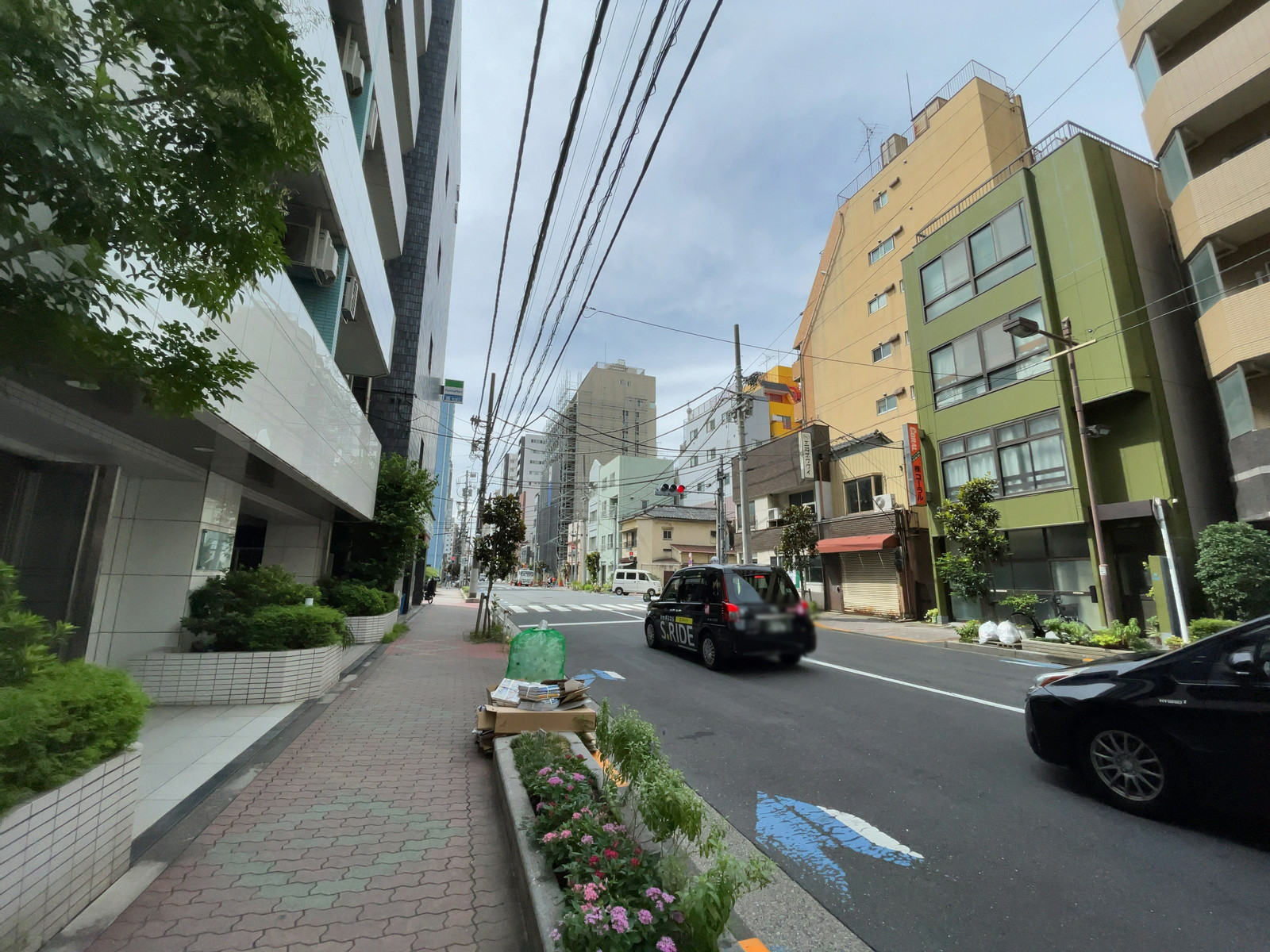 クレセントビル前面の通り