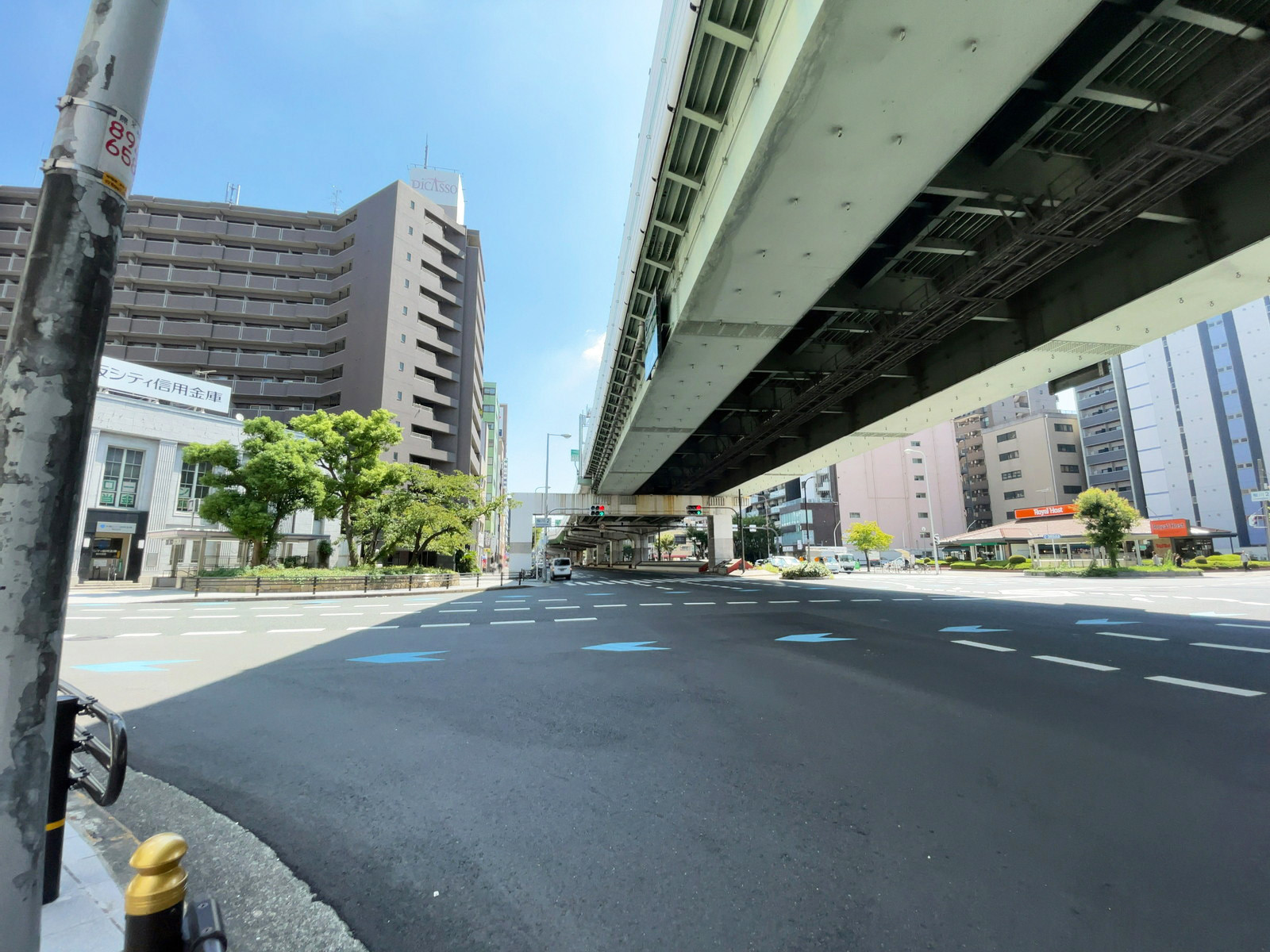 りそな・アルテ桜川ビル前面の通り