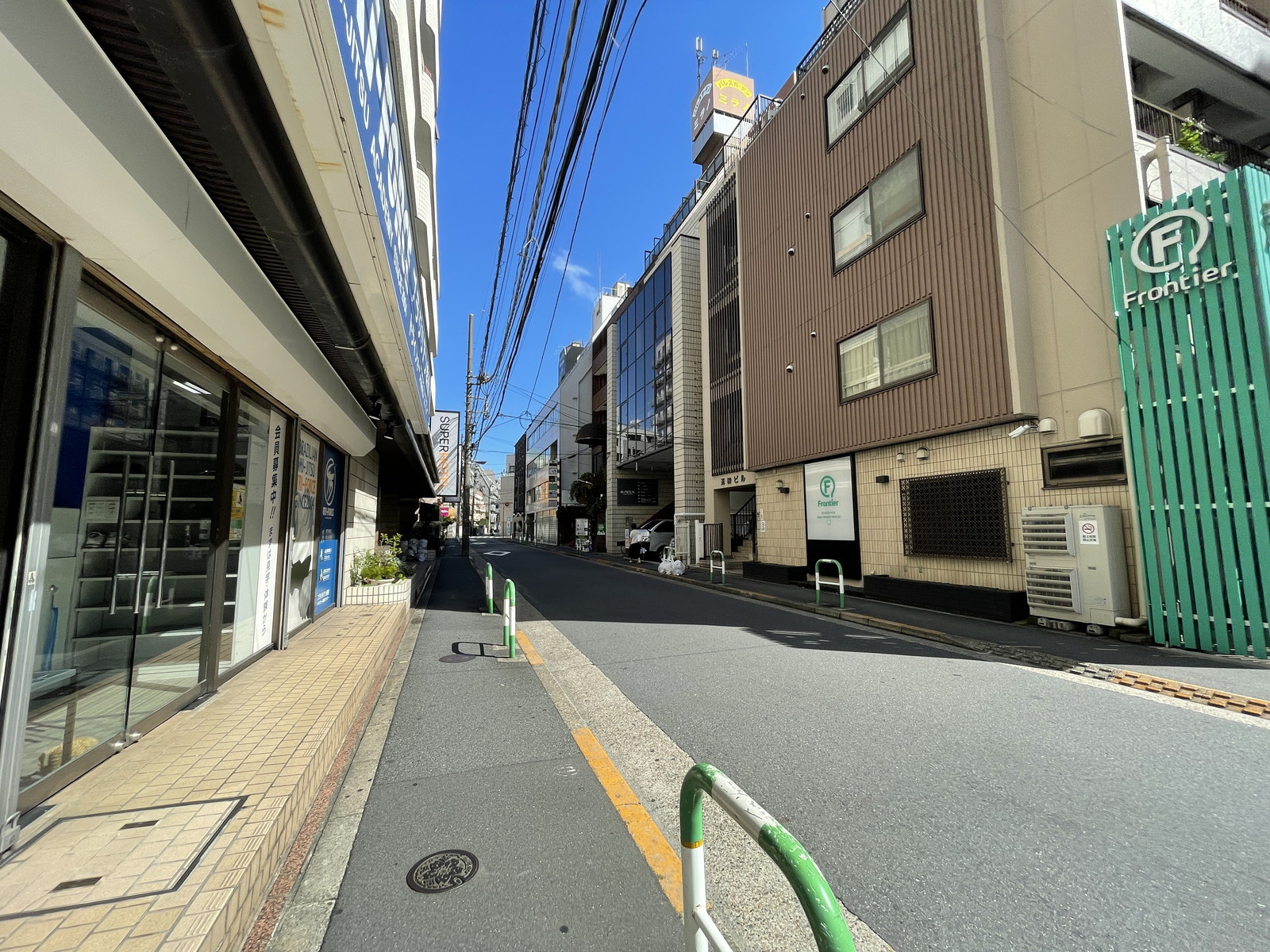 山ノ紀ビル前面の通り