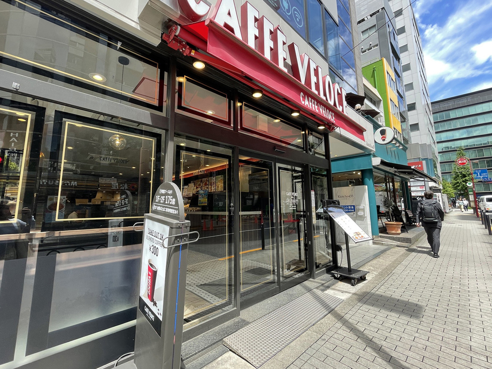 至近のカフェ・ベローチェ麹町店