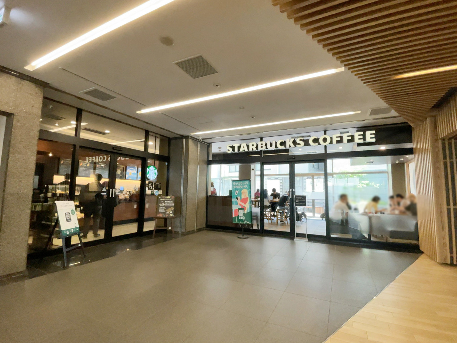 徒歩1分のスターバックスコーヒー 神宮前6丁目店