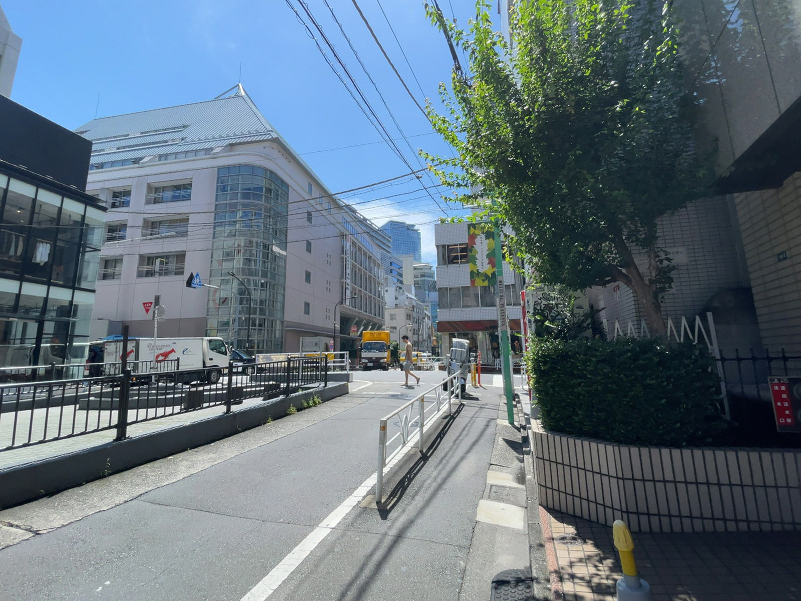 鷹羽ビル前面の通り