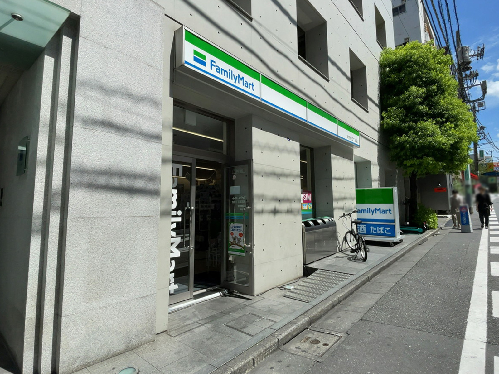 徒歩1分のファミリーマート 神宮前五丁目店