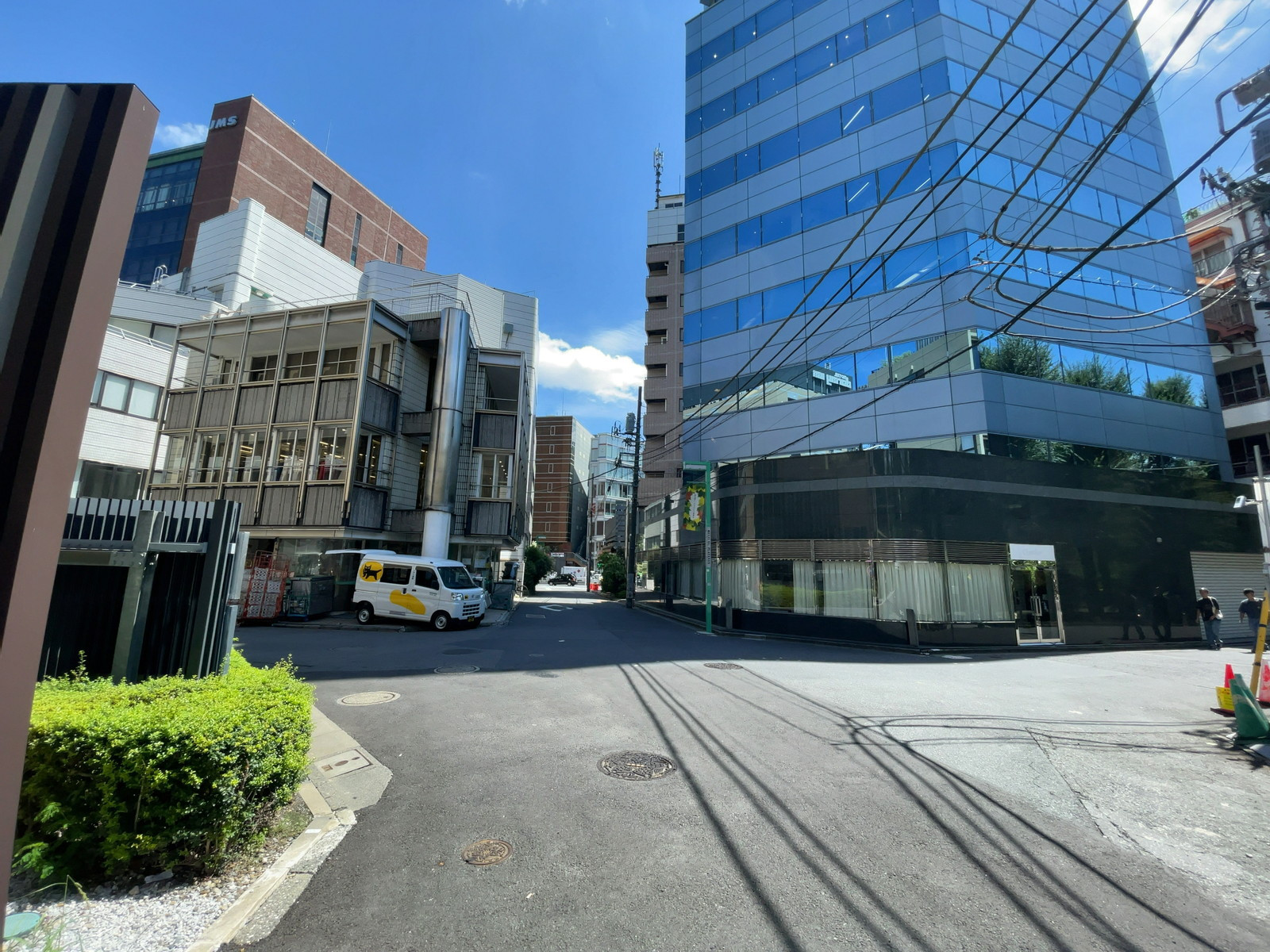 Wビルディング神宮前前面の通り