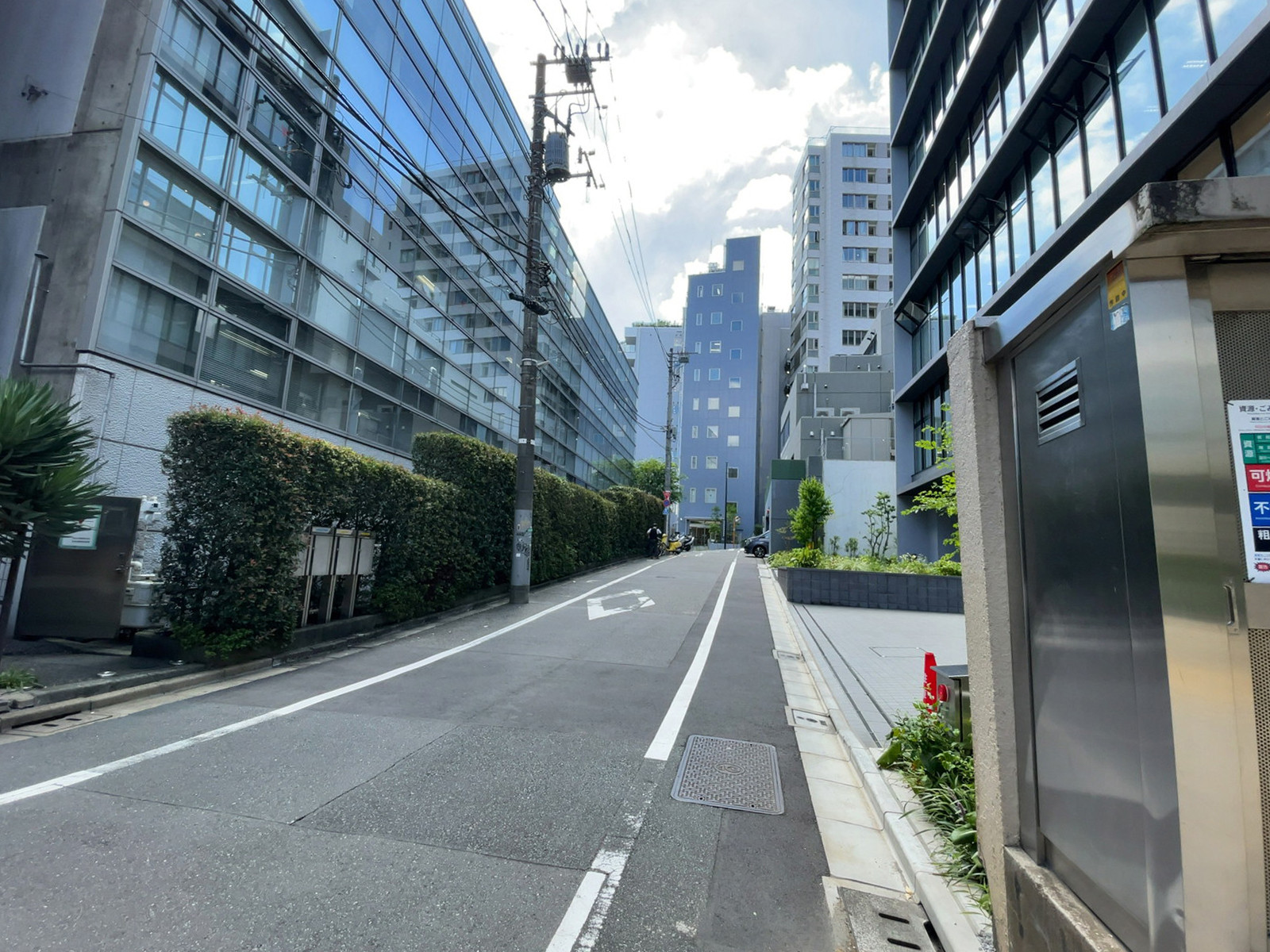 神南ハイム前面の通り
