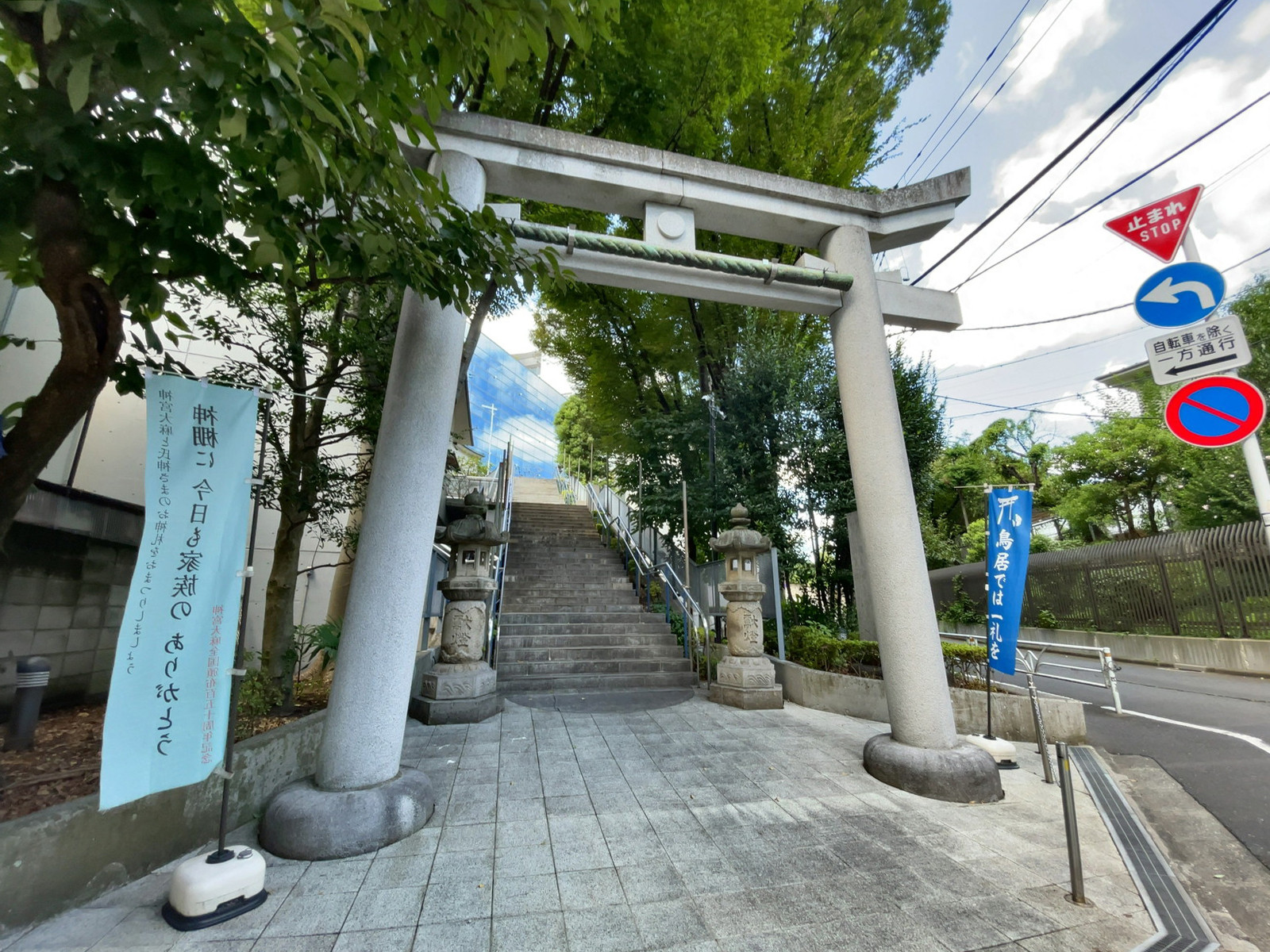 近くの北谷稲荷神社
