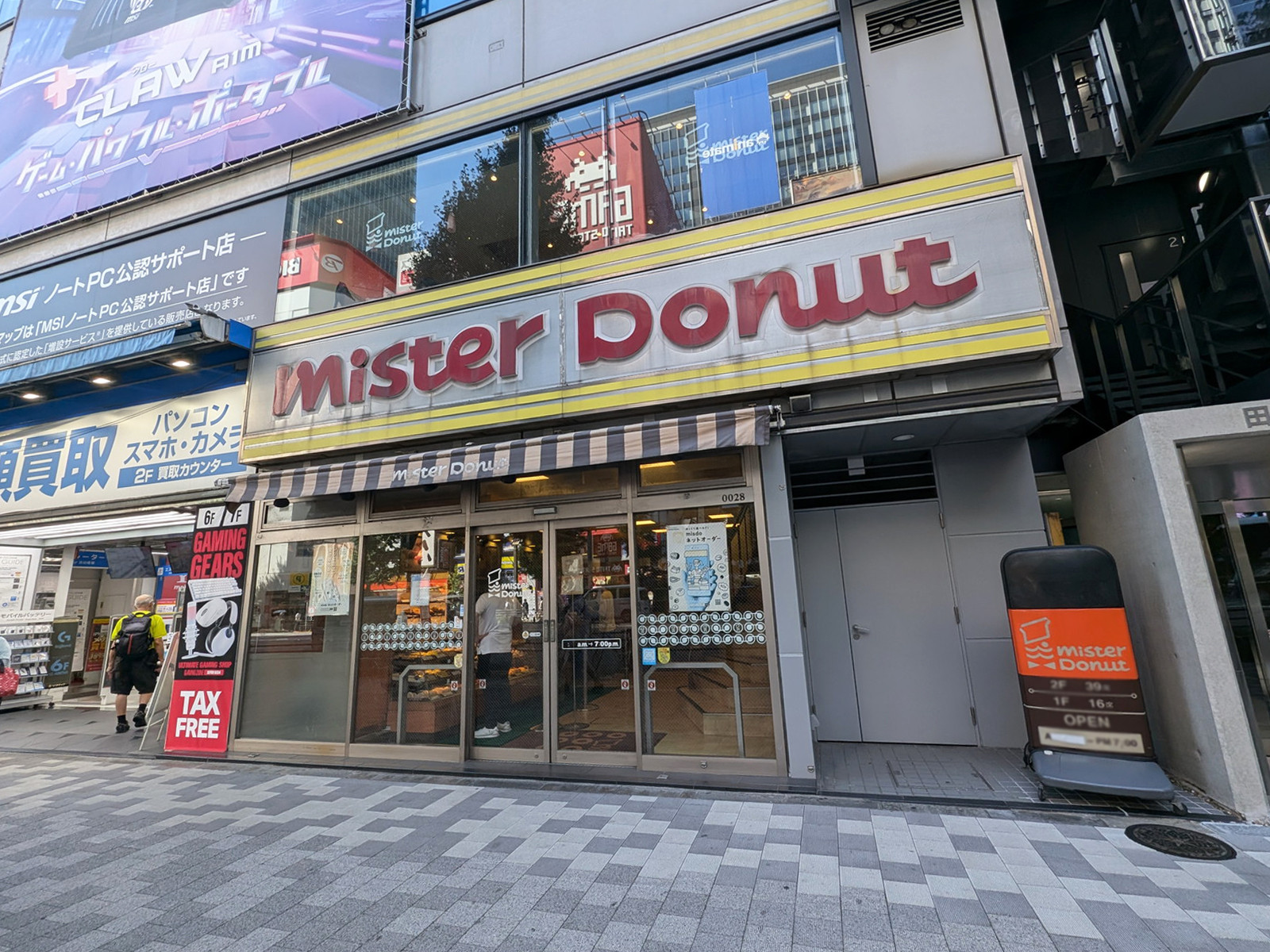 通り沿いのミスタードーナツ秋葉原ショップ
