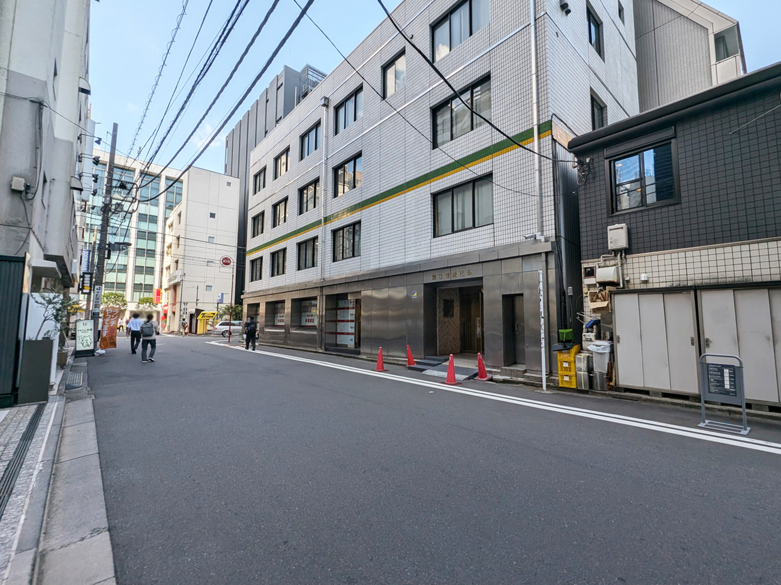 第3電波ビル前面の通り