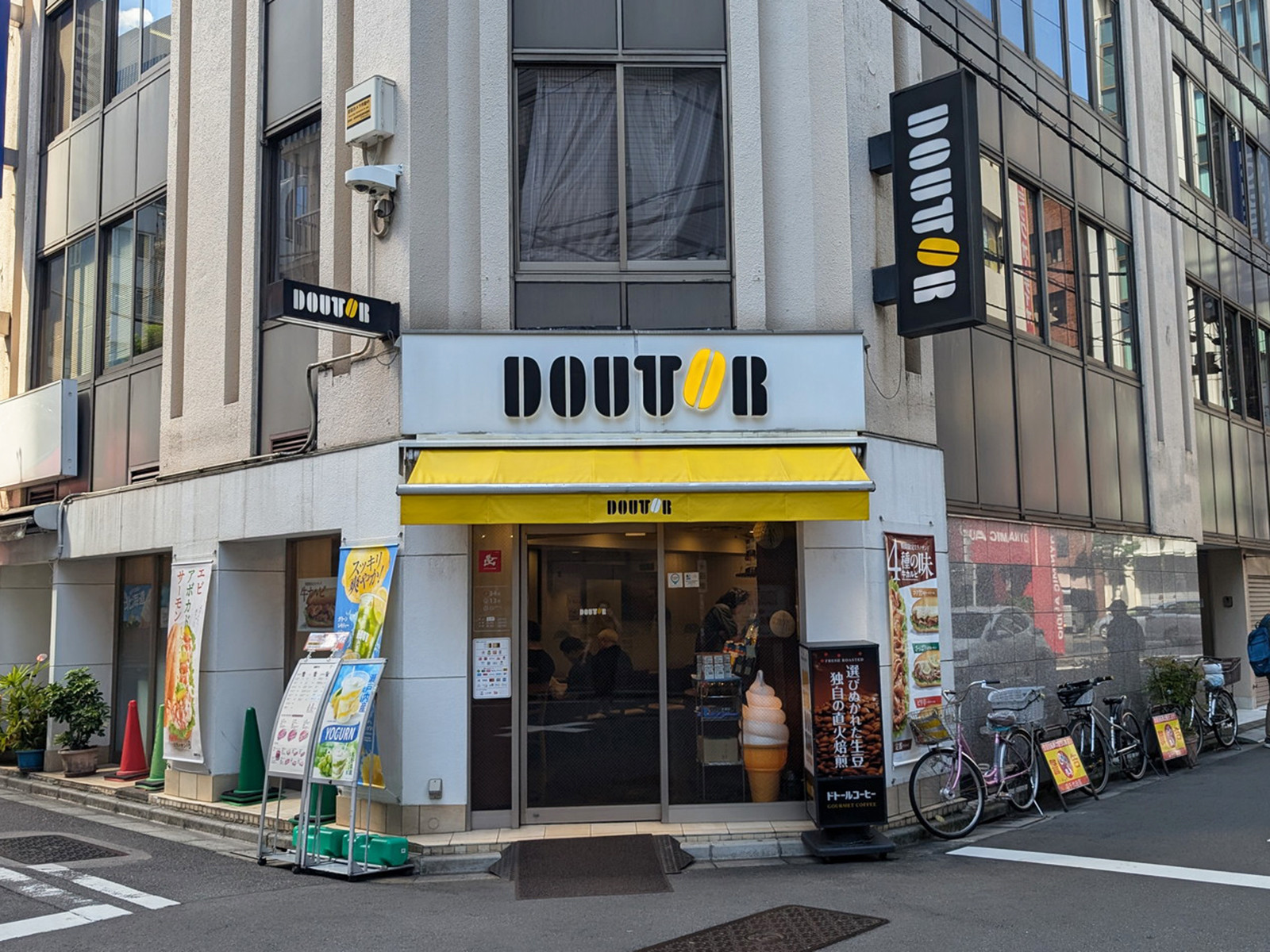 斜め向かいのドトールコーヒーショップ外神田1丁目店