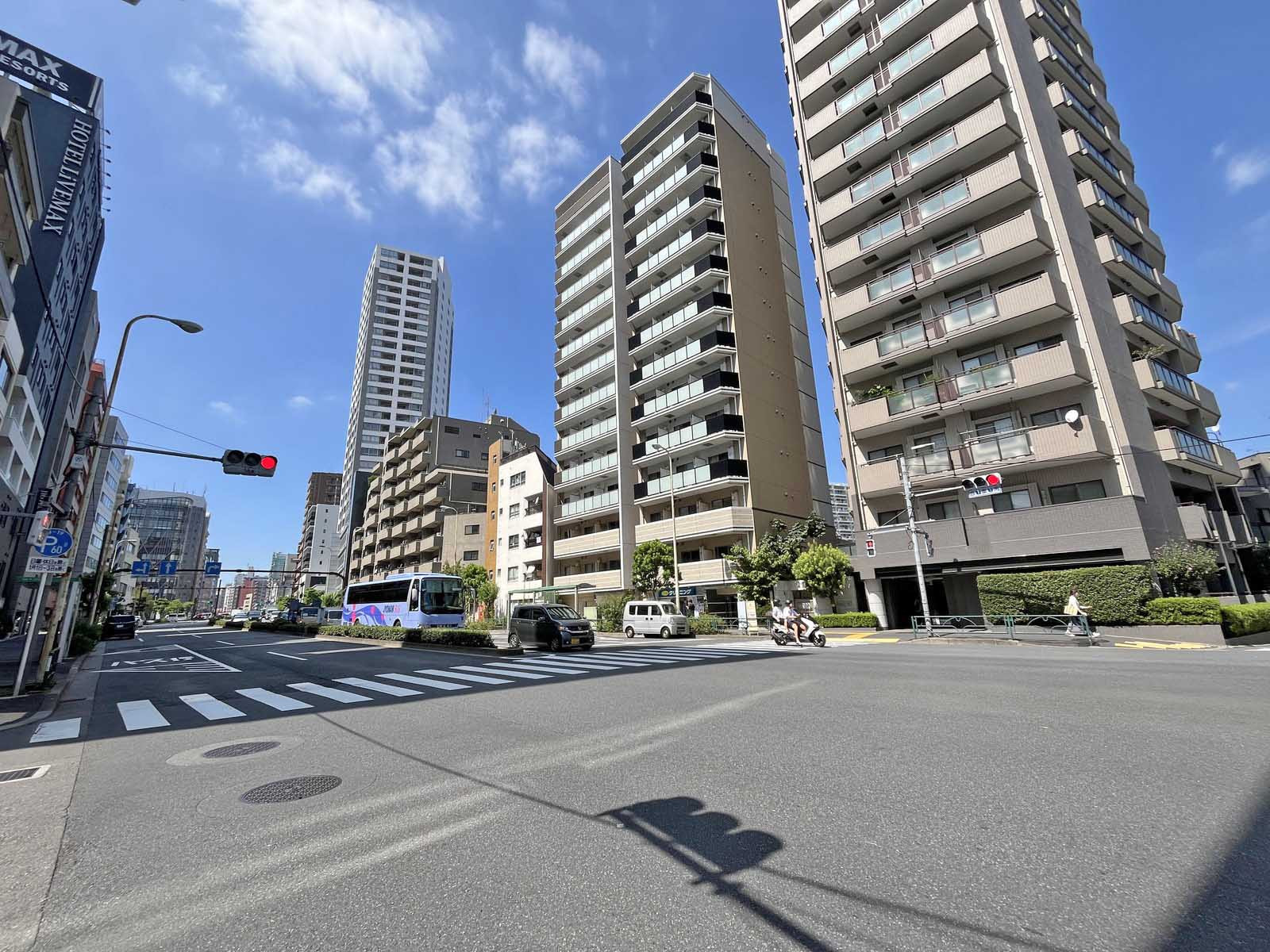 新宿6丁目ビル前面の抜弁天通り