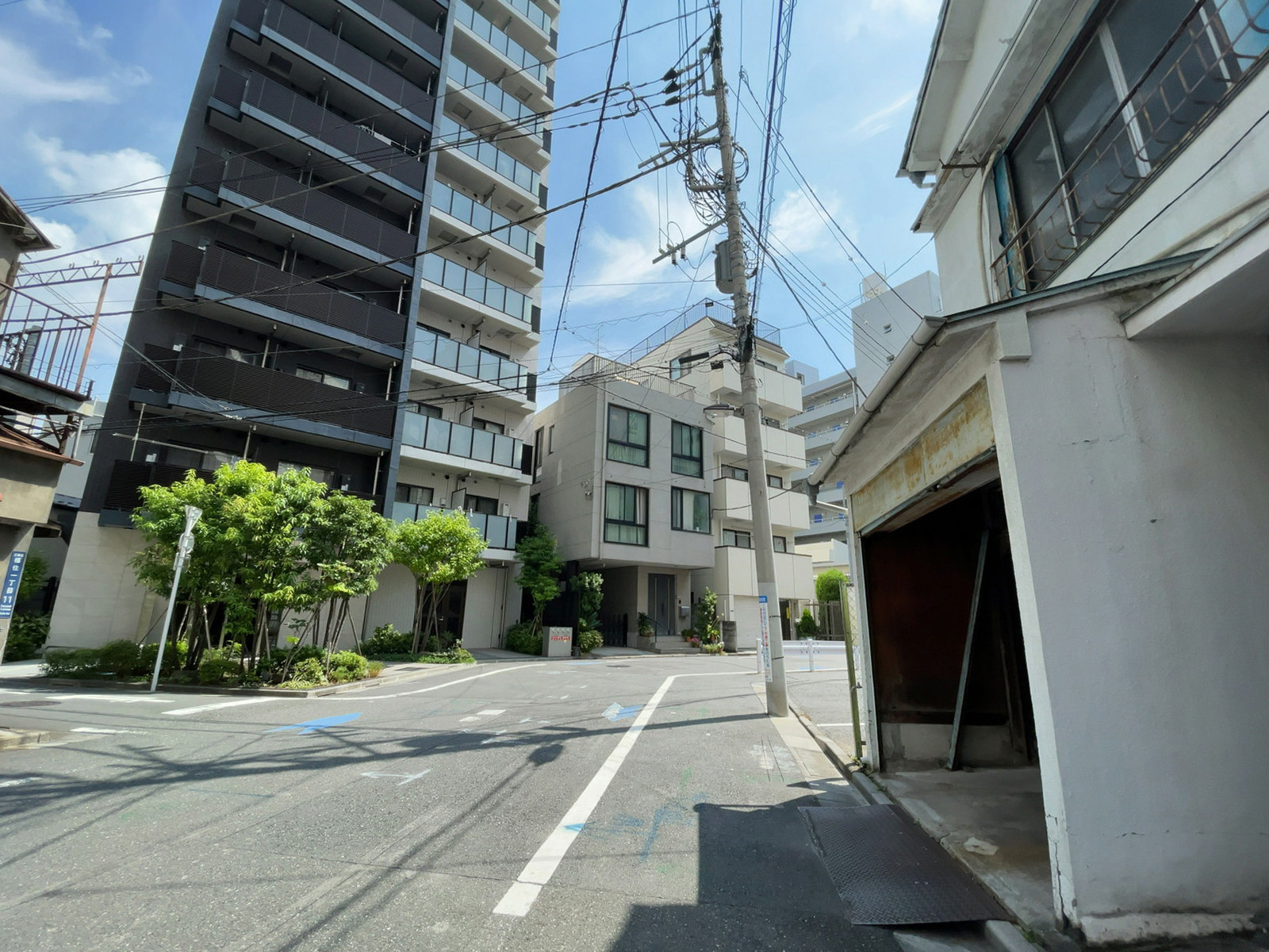 霜ビル1前面の通り