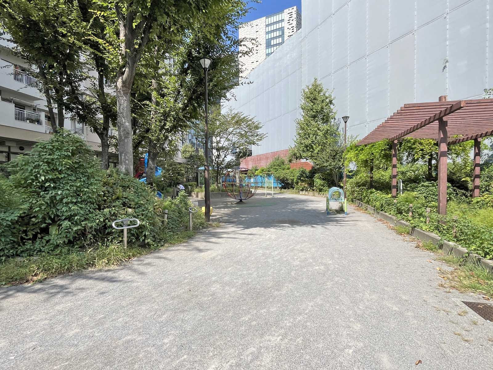徒歩1分の東大久保公園