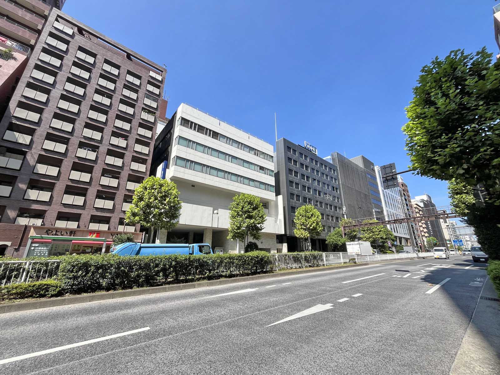 新宿EAST COURT前面の明治通り