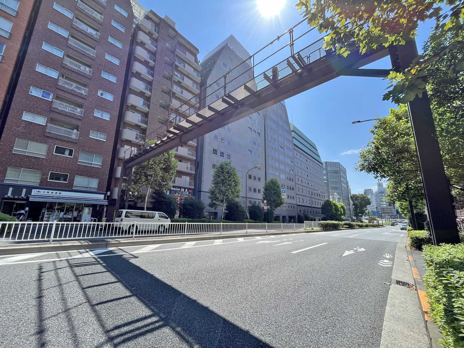 新宿KSビル前面の明治通り