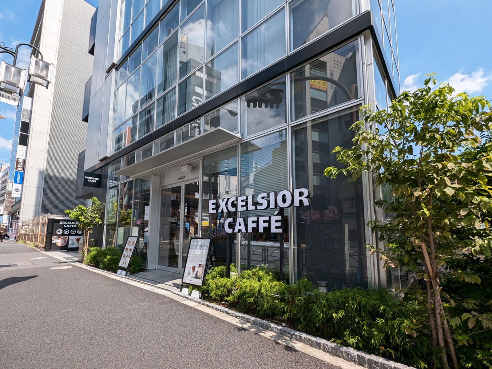 通り沿いのエクセルシオールカフェ代々木駅前店