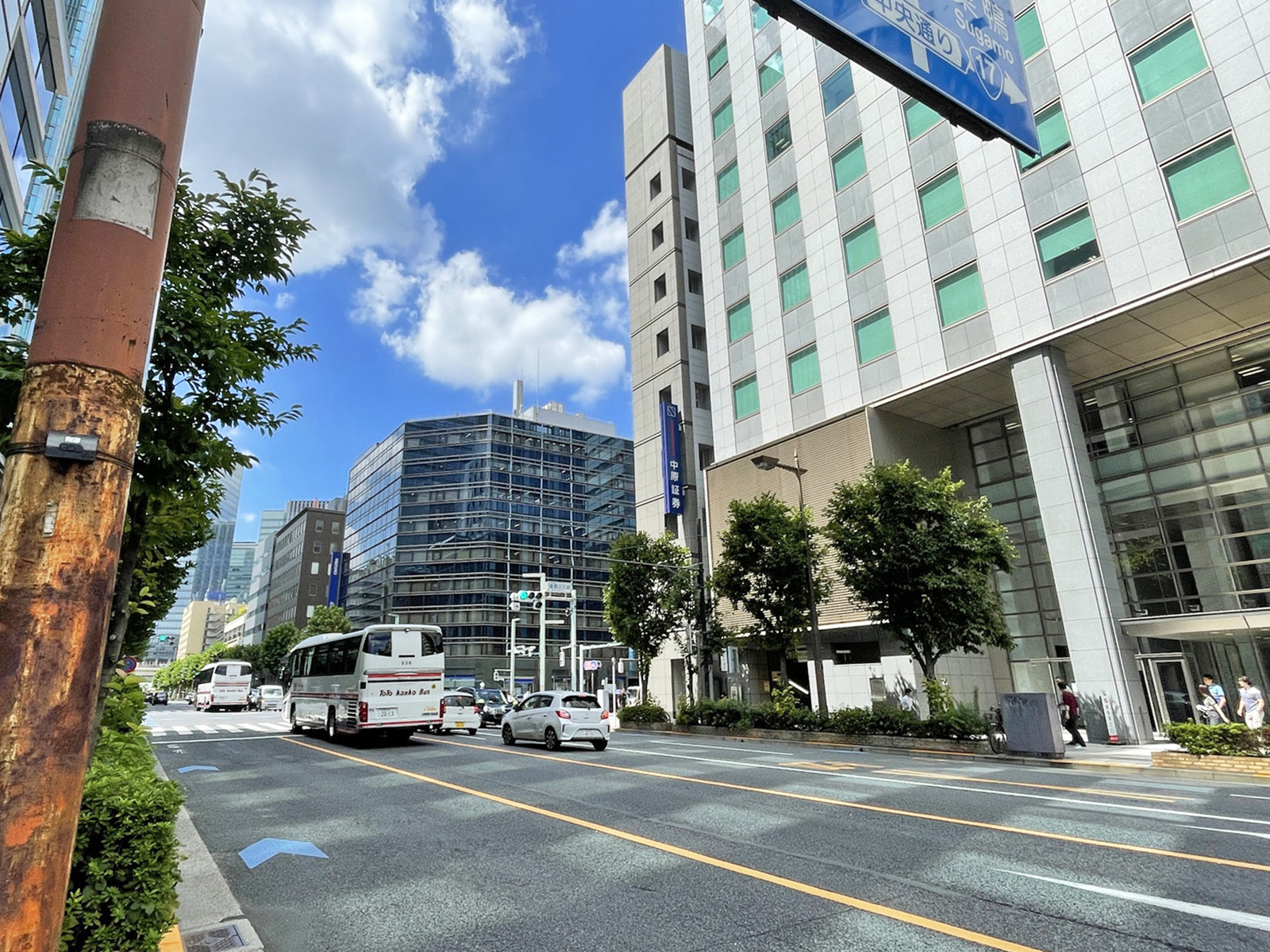 加島商館ビル前面の江戸通り