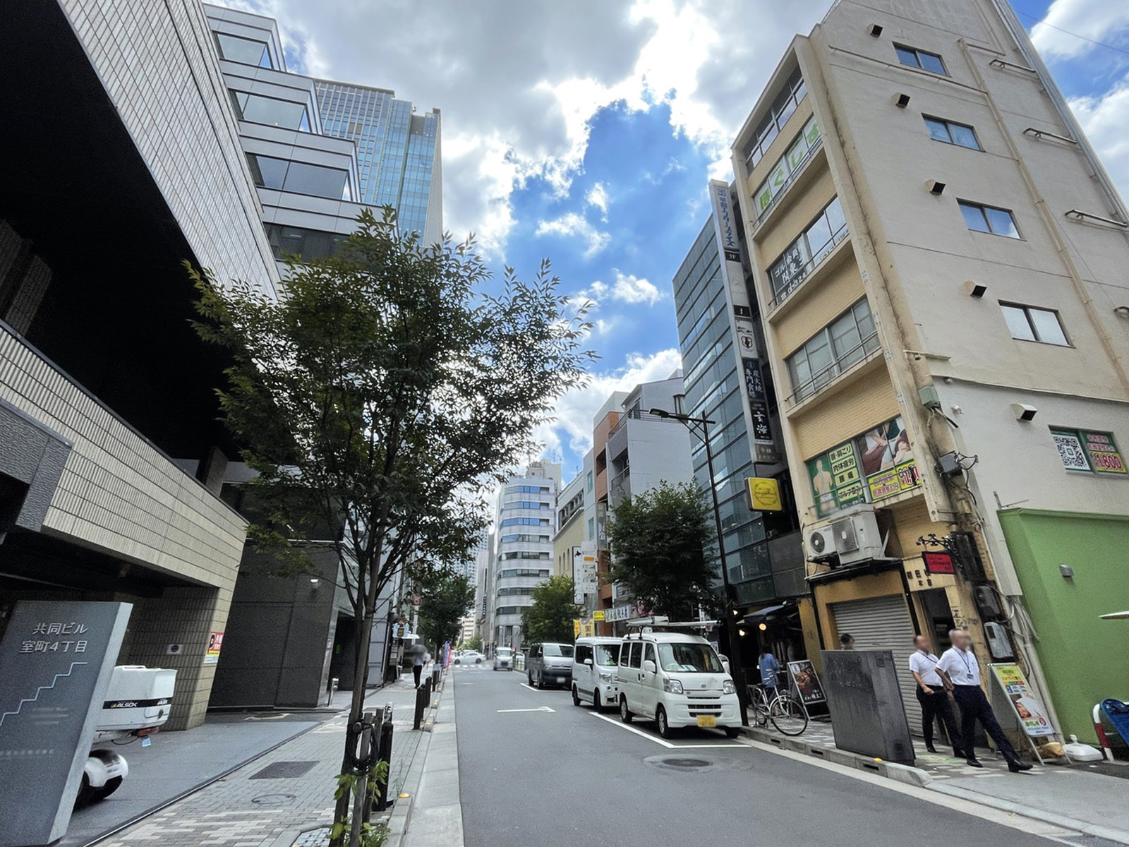 共同ビル室町四丁目前面の日銀通り