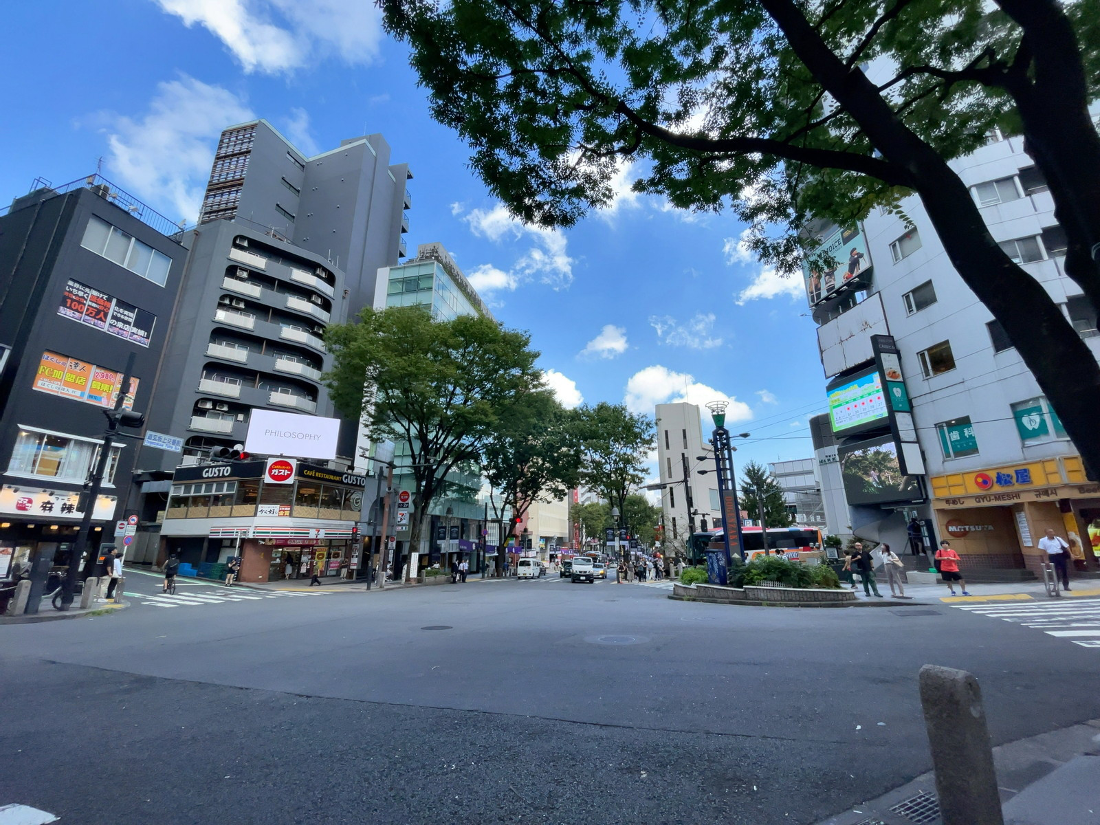 トップヒル並木前面の道玄坂