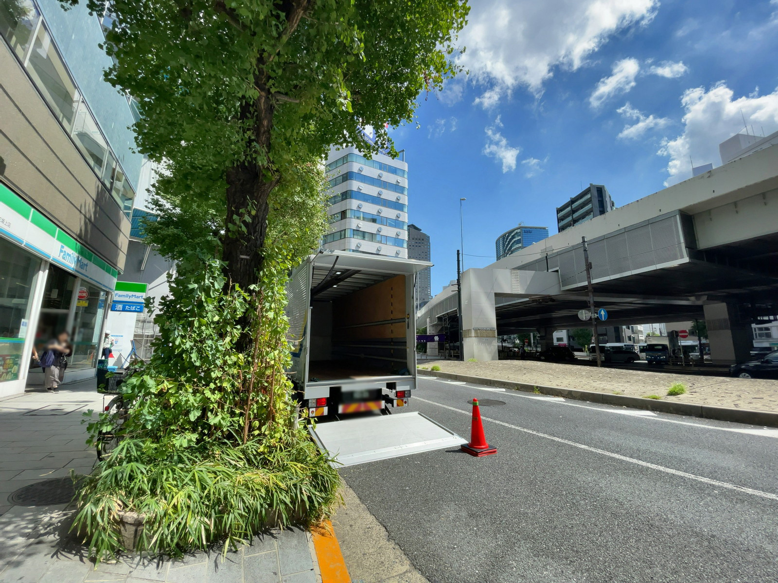 渋谷道玄坂スカイビル前面の通り