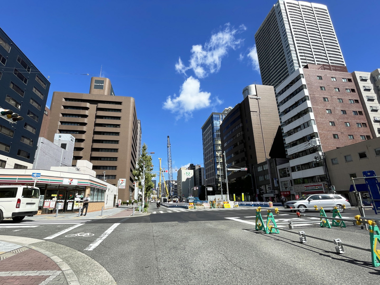 なにわ筋SIAビル前面の通り