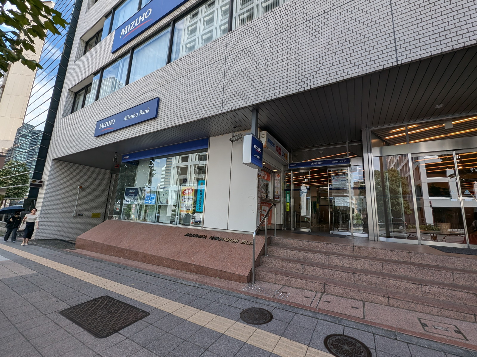 通り沿いのみずほ銀行 赤坂支店