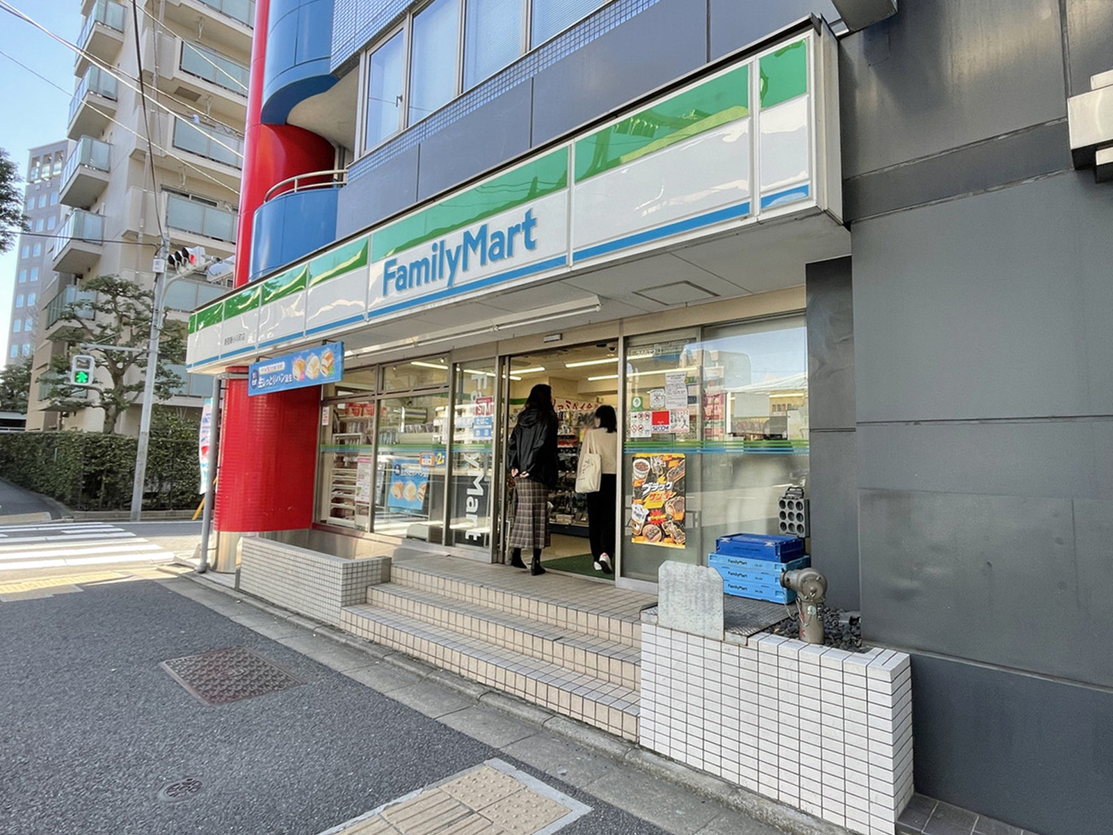 徒歩2分のファミリーマート 新宿新小川町店