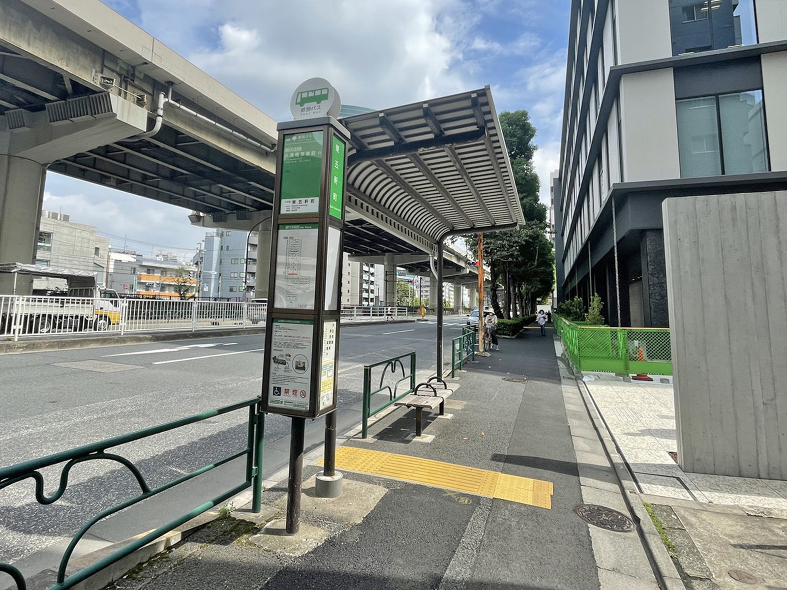 ビル前のバス停「東五軒町」