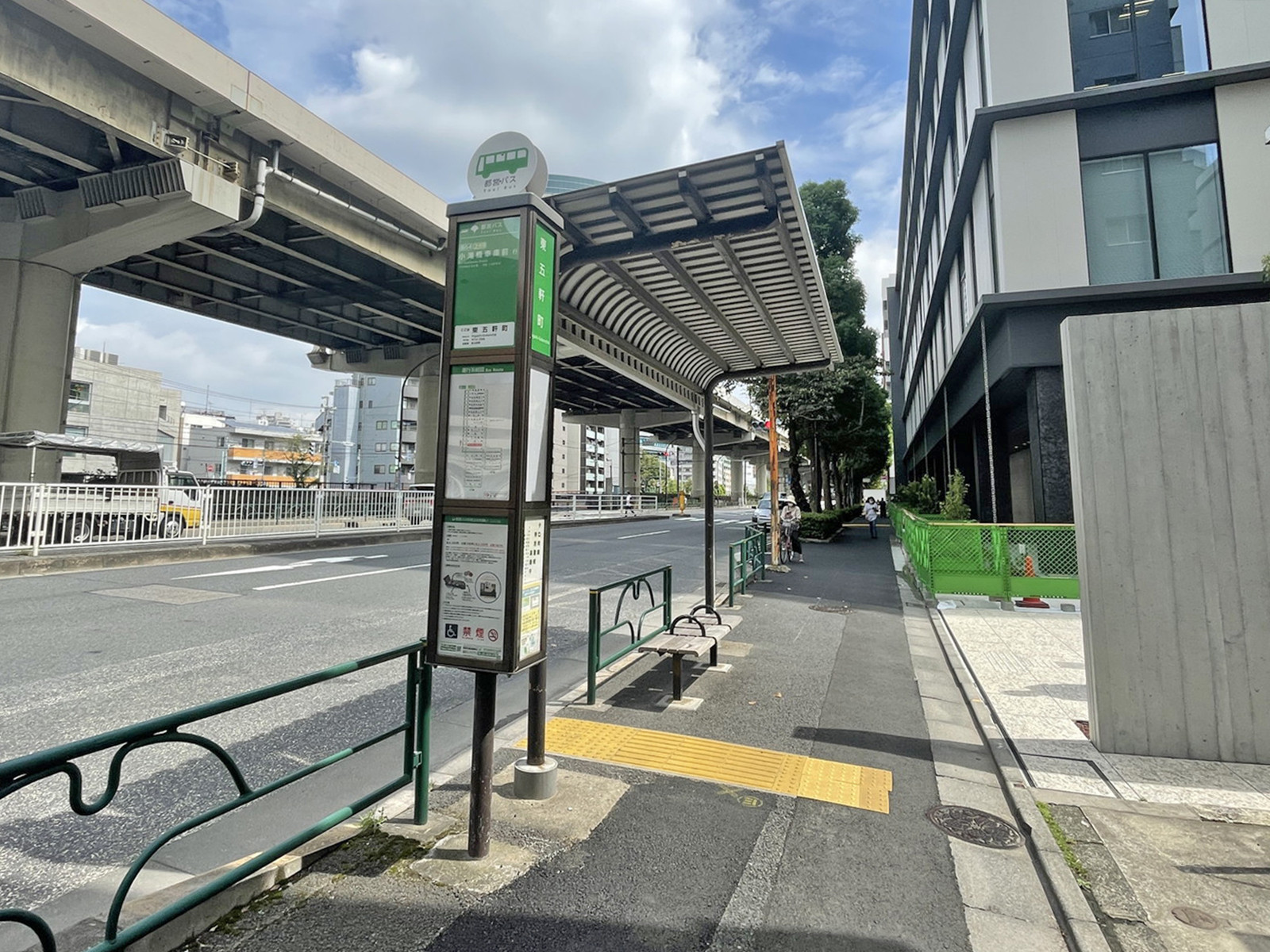 近くのバス停「東五軒町」