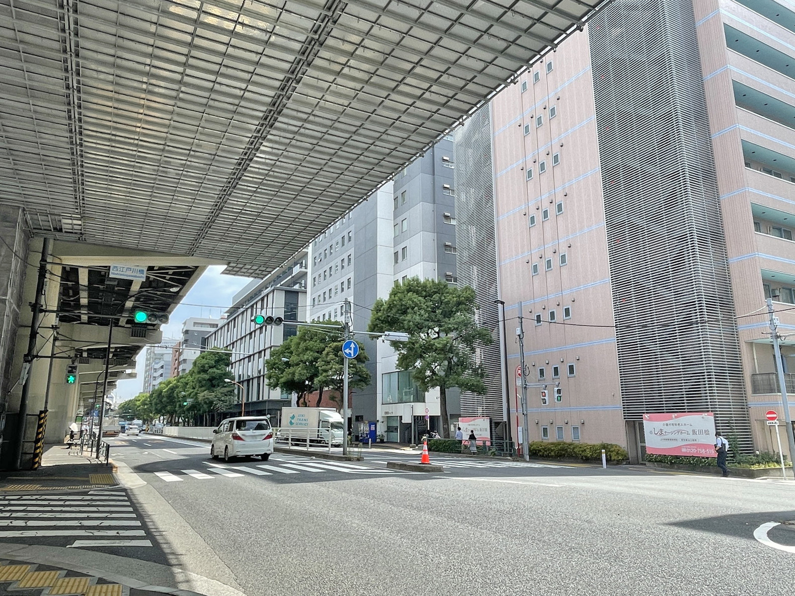 ESCALIER神楽坂前面の目白通り