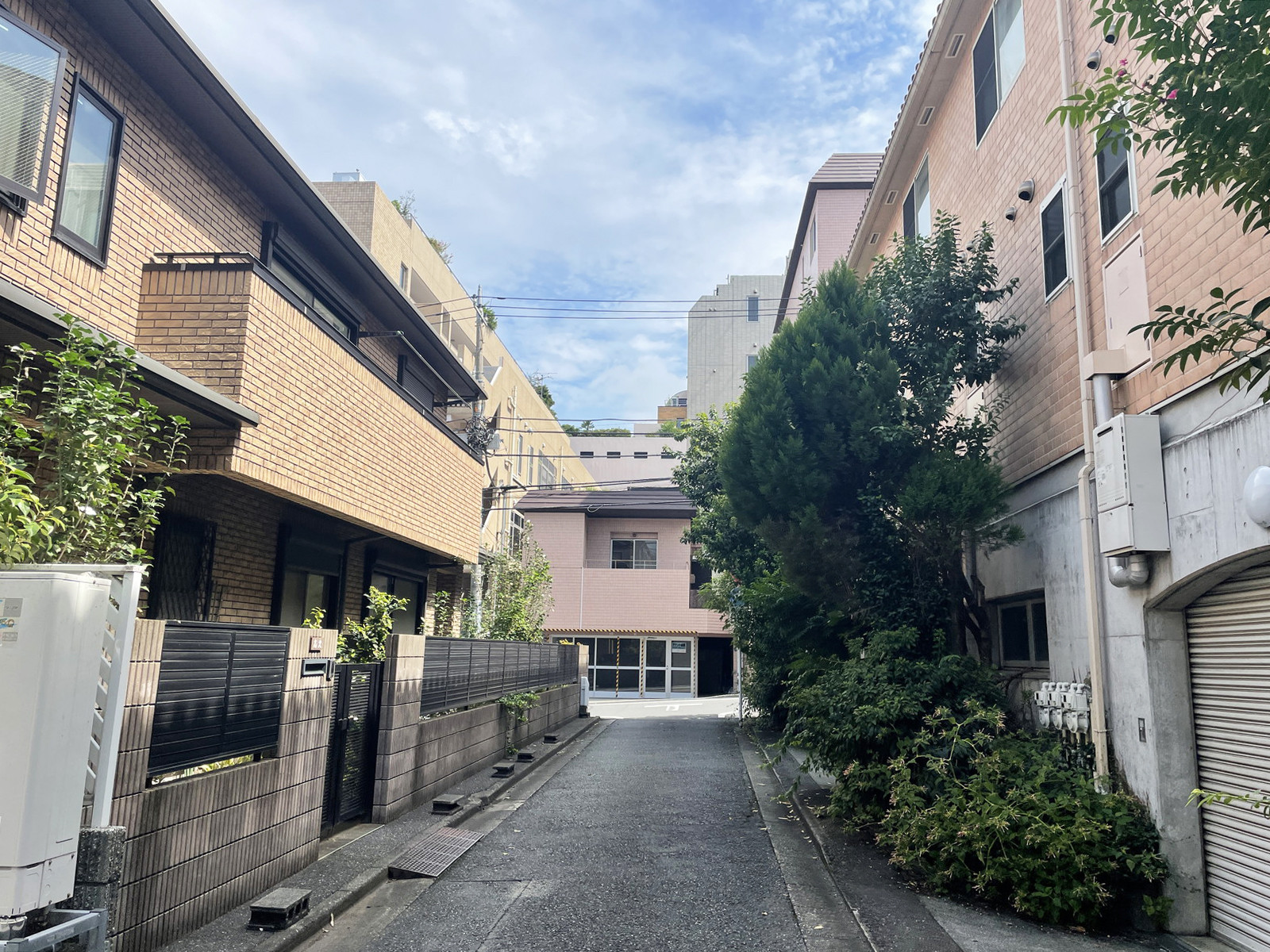 周辺は住宅街