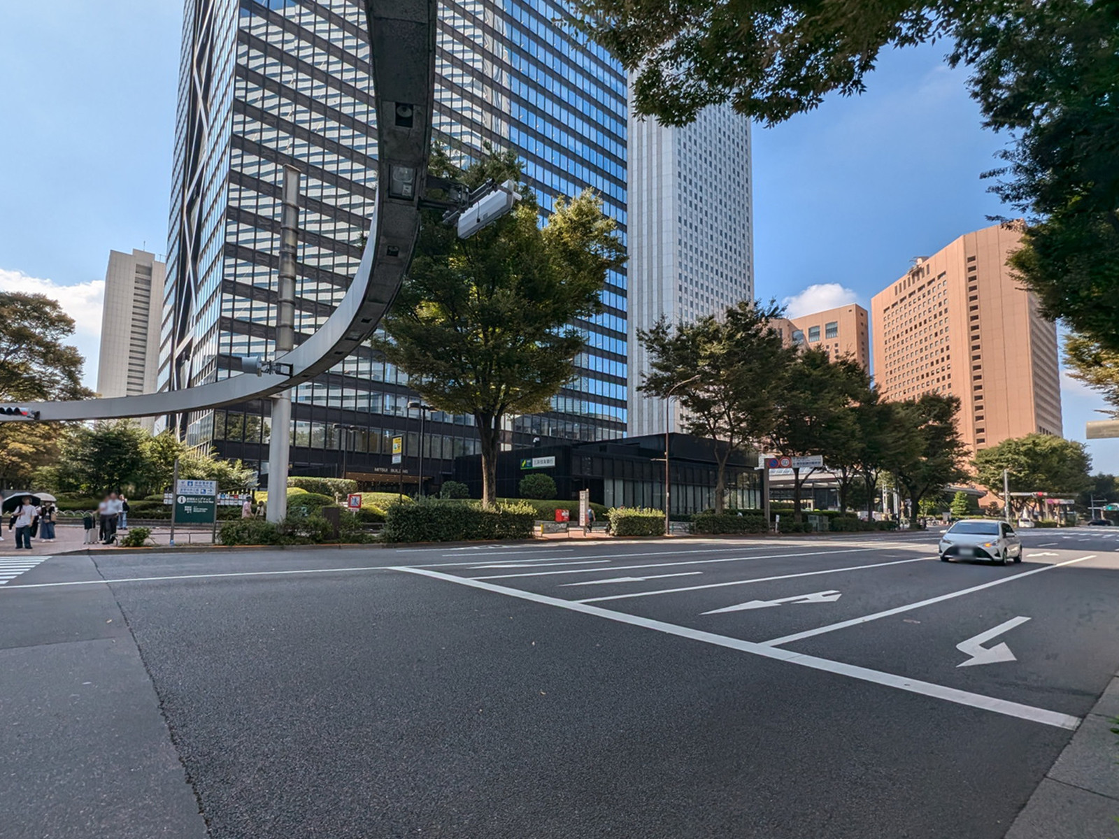 新宿三井ビルディング前面の北通り